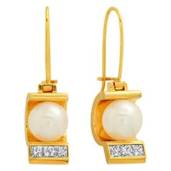FARBOD 18 Karat Yellow Gold Diamond and Pearl Earrings "Poise"