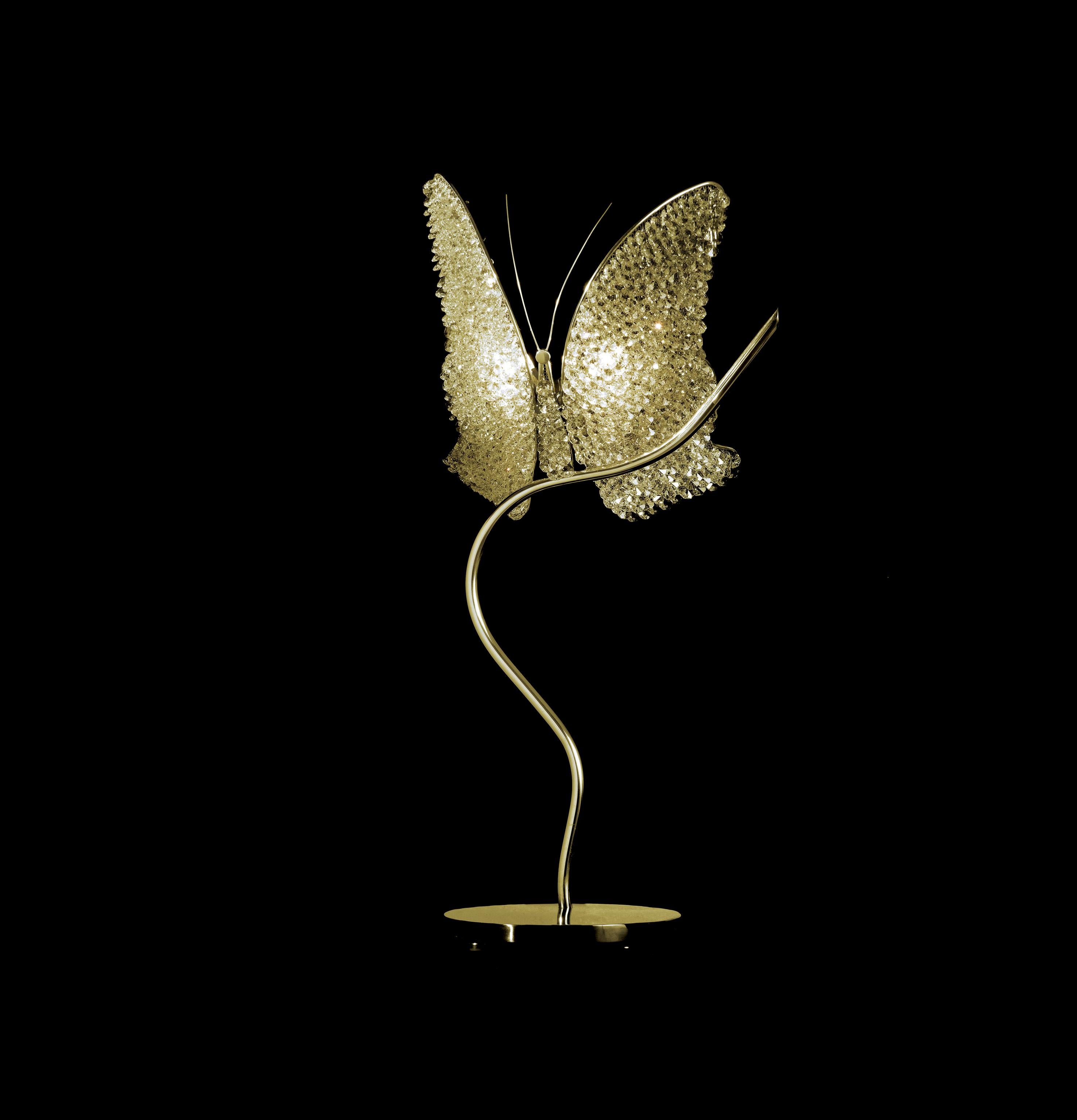 Símbolo de transformación, felicidad, belleza y renovación de la naturaleza. Estos pequeños seres siempre nos dejan una sensación agradable cuando los vemos. Apoyada en una base de acero inoxidable cepillado, se eleva la silueta de una mariposa,