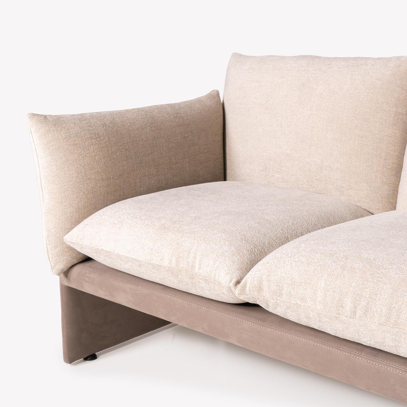 Farfalle aus der Tribeca Collection ist ein wunderschönes, sehr bequemes, handgefertigtes Sofa mit einer ganz besonderen Struktur, die aus jedem Blickwinkel betrachtet werden kann. Das Design dieses modularen Sofas geht auf die 70er und 80er Jahre