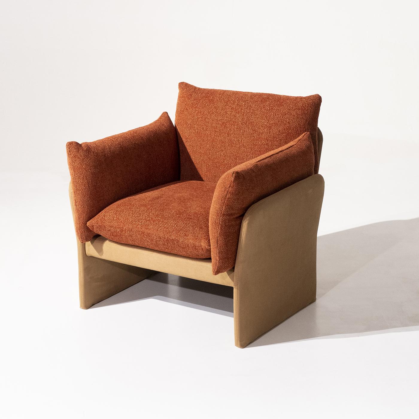 The Farfalle armchair is characterized by a simple yet sophisticated design. Centered around an inner metal frame, its unique construction is formed of three independent supporting pieces. On top sit a padded seat cushion, back rest and two
