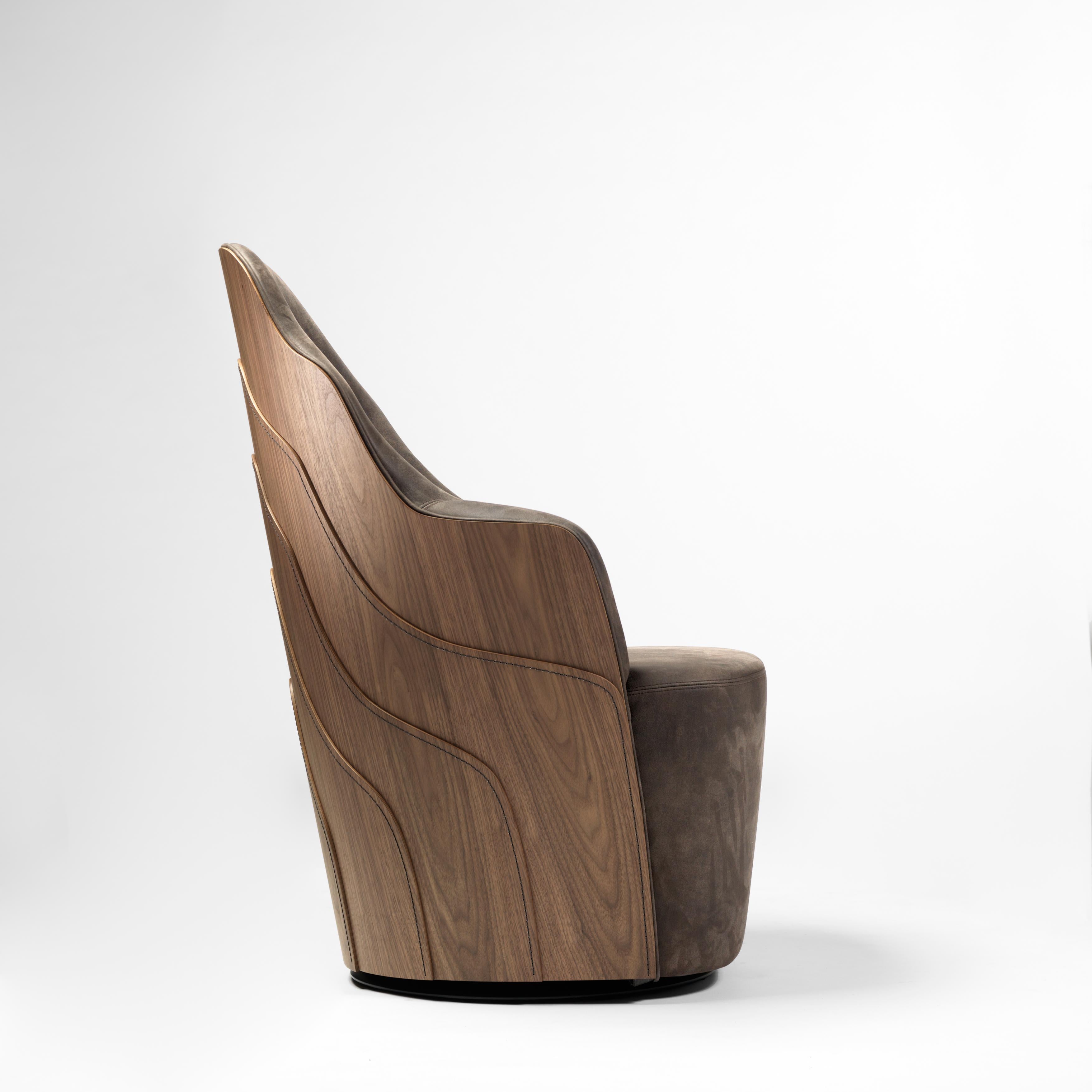 Sessel, entworfen von Färg & Blanche, hergestellt von BD Barcelona.

Massive Holzstruktur und gepolsterter Sitz mit der Möglichkeit, ein Drehsystem in das Gestell zu integrieren. Rückenlehne aus Birkensperrholz, mit Polyamidfaden genäht. 

