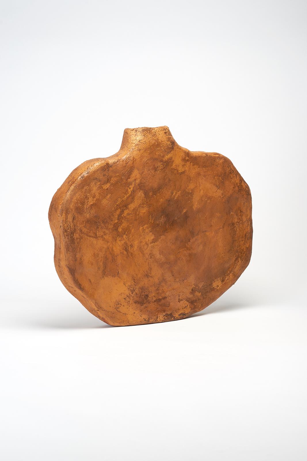 Moderno Vaso in ceramica contemporanea di Willem Van Hooff dalla forma organica e dall'arancione brillante. in vendita