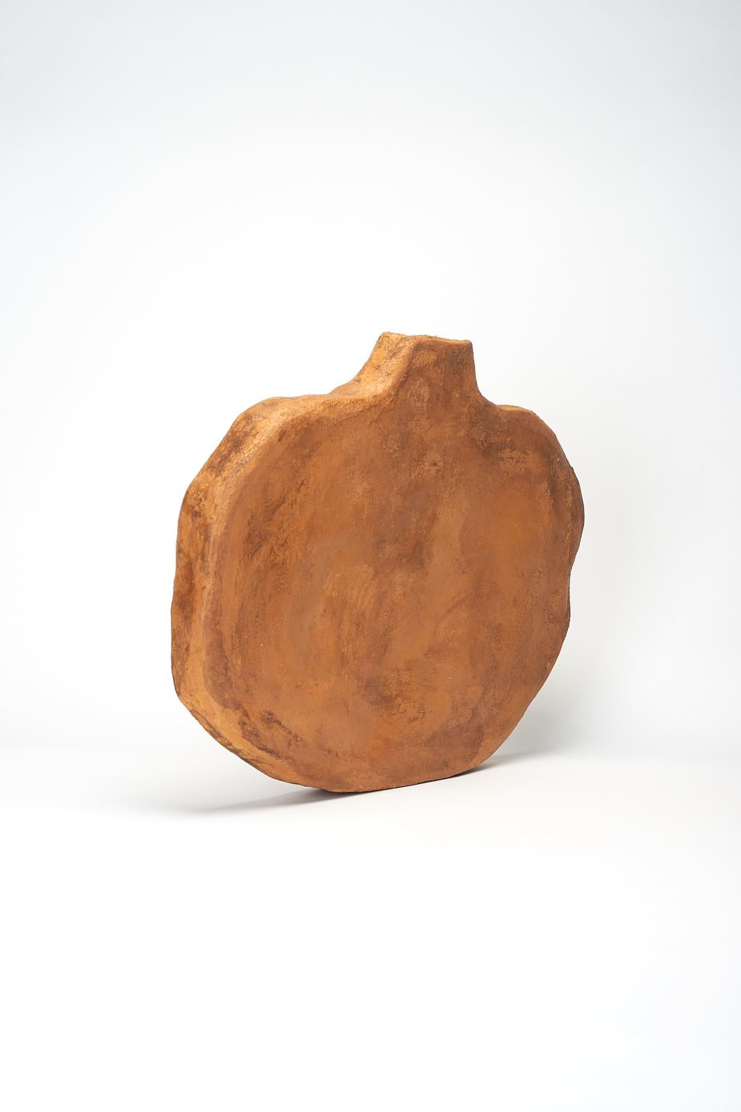 Olandese Vaso in ceramica contemporanea di Willem Van Hooff dalla forma organica e dall'arancione brillante. in vendita