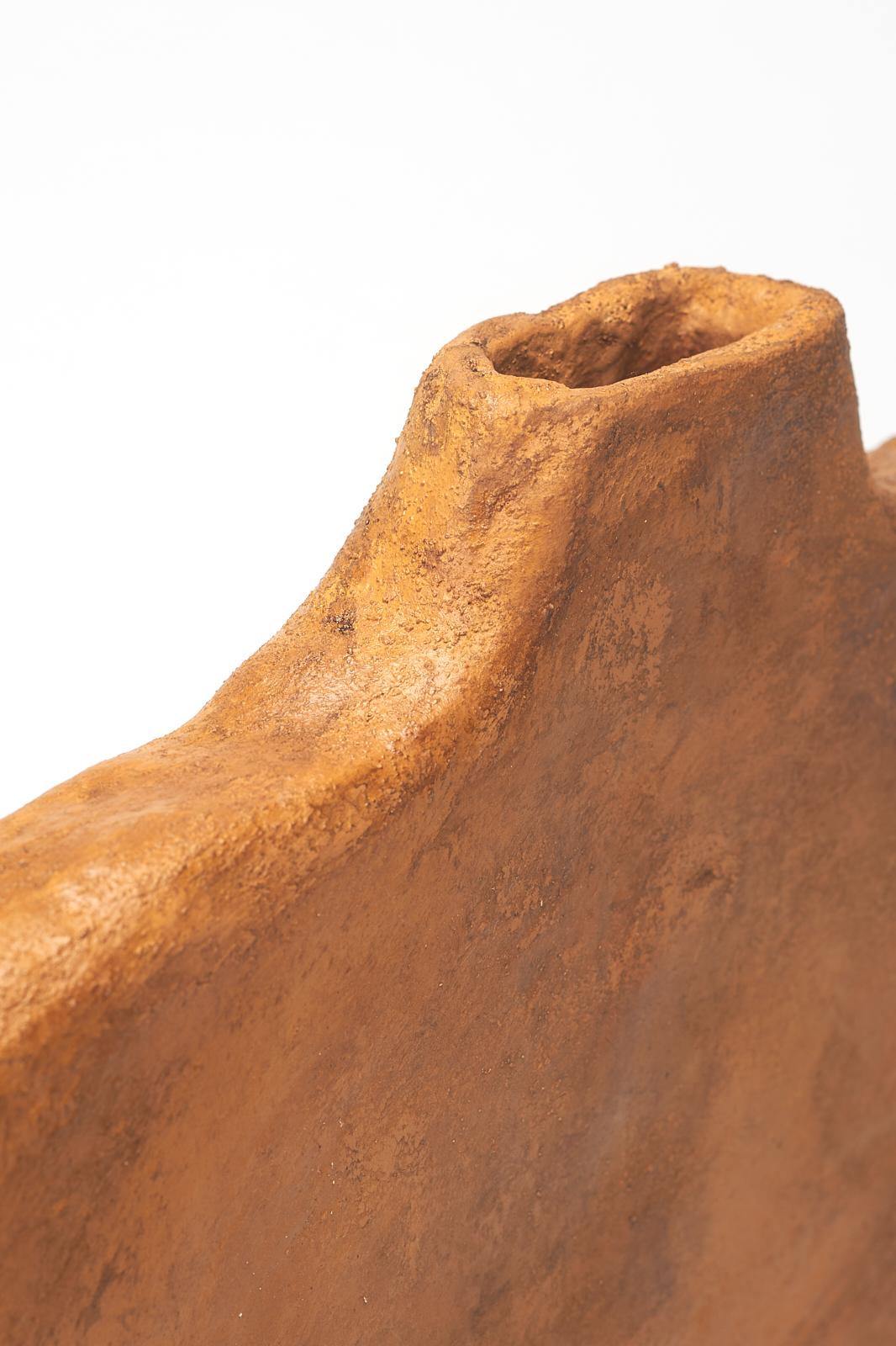 Vaso in ceramica contemporanea di Willem Van Hooff dalla forma organica e dall'arancione brillante. In condizioni Nuovo in vendita a Geneve, CH