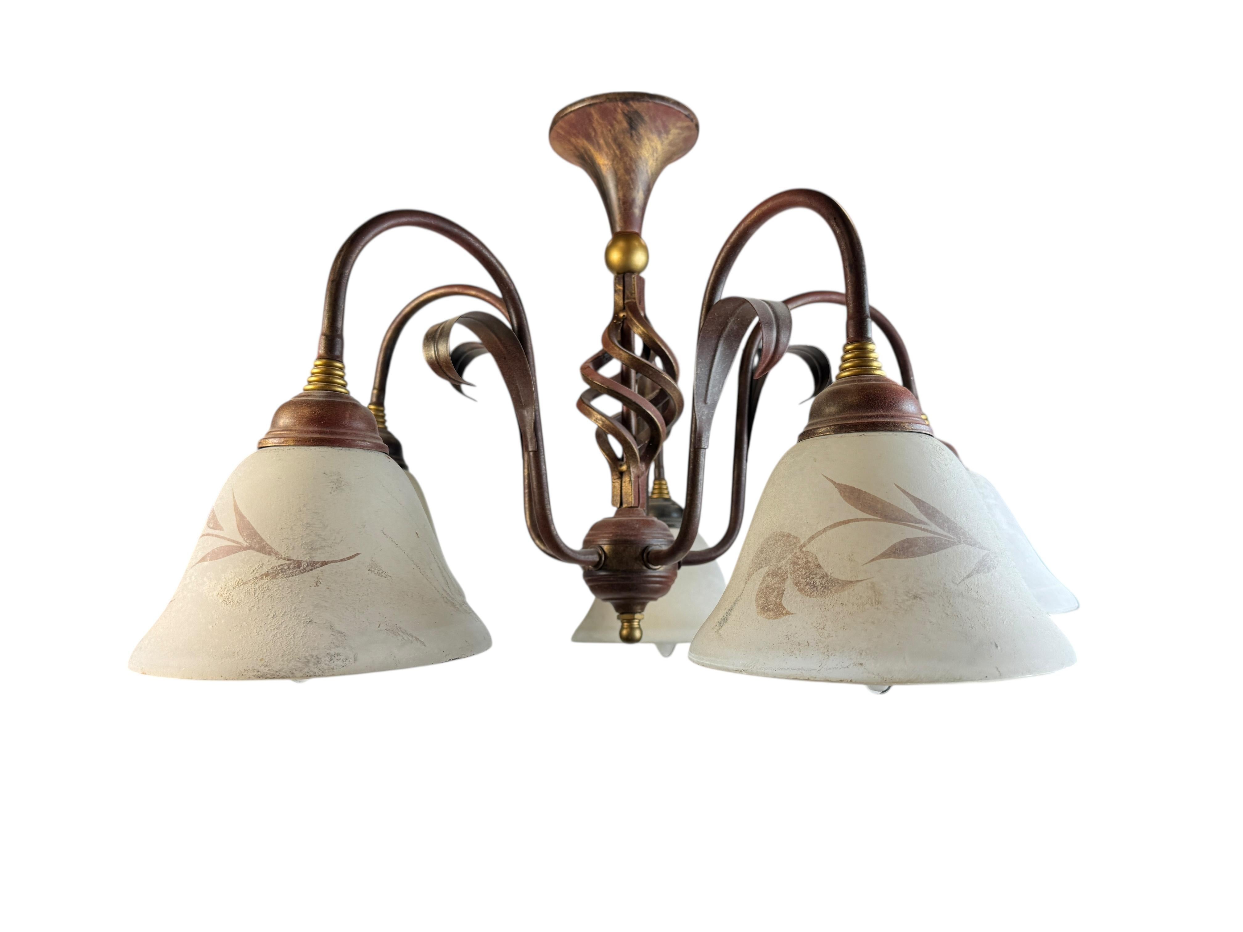 Italian chandelier with five lights in patina copper and gold, 1980s

Add a touch of opulence and charm to your home with this enchanting Italian flush mount chandelier from the 1980s. With its beautifully patinated, brown copper accents and elegant