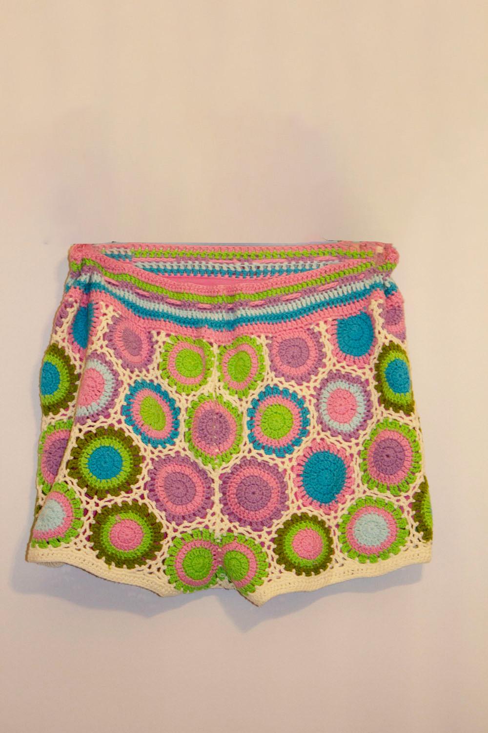 A great pair of colourful crochet shorts by Farm Rio.
Great for Summer days and evenings. The multicolour shorts have a pink lining , and drawstring waist.
Measurements: waist up to 32'', length 12''