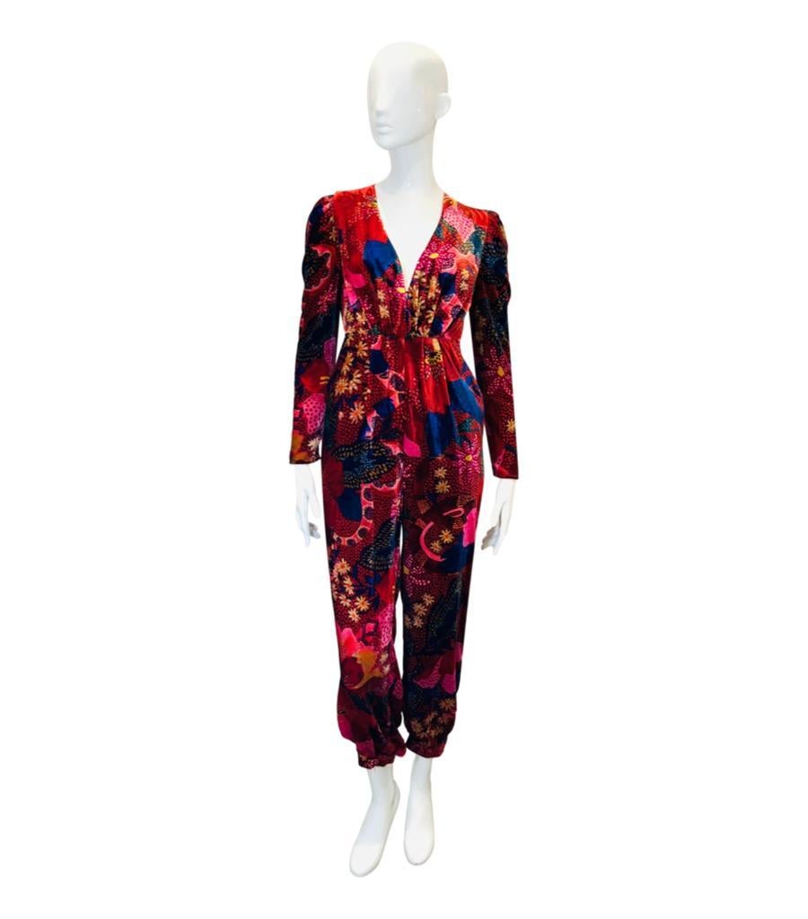 Brand New - Farm Rio Floral Print Velvet Jumpsuit
Red jumpsuit designed with multicoloured vibrant florals inspired by Brazil's tropical landscape.
Detailed with plunging neckline, relaxed leg and gathered waistband.
Featuring long puff sleeves,