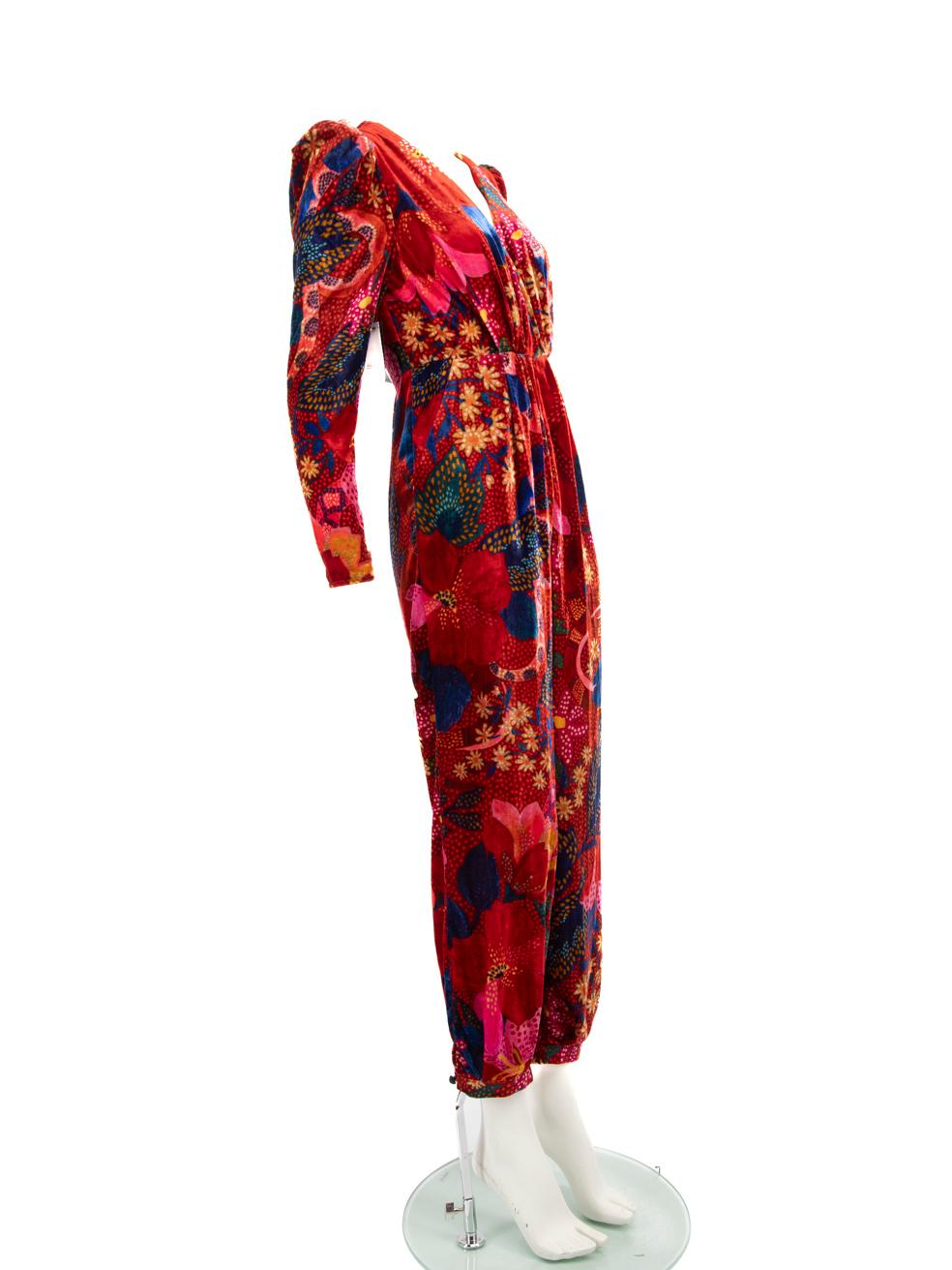 El ESTADO es Nunca usado, con etiquetas. Este nuevo artículo de reventa de FARM Rio no presenta ningún desgaste visible en el mono.
 
 
 
 Detalles
 
 
 Multicolor
 
 Viscosa
 
 Mono
 
 Estampado floral
 
 Mangas largas
 
 Cuello en V
 
 Cierre de