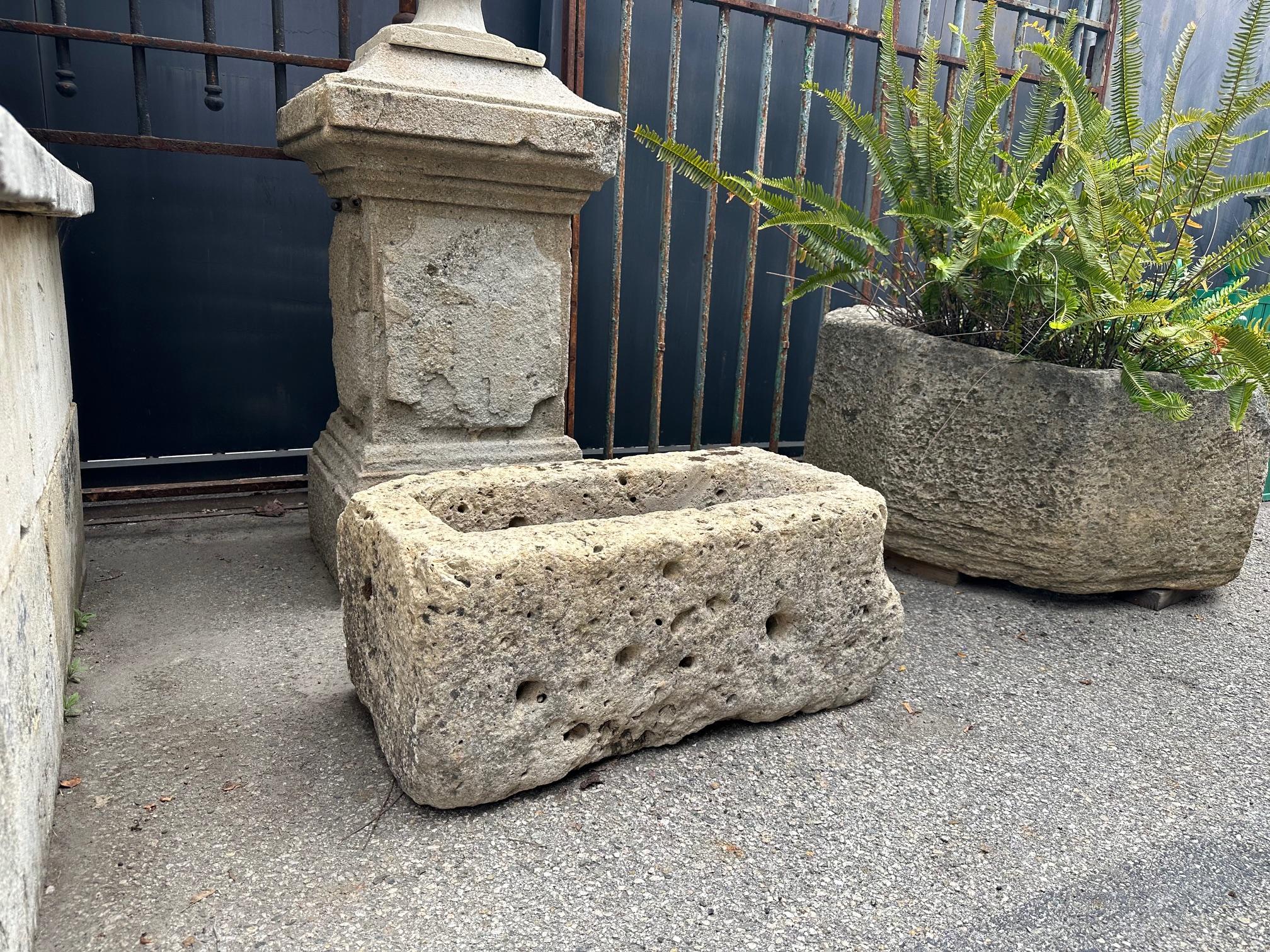 Français Aquarelle de ferme ou récipient en pierre sculptée à la main, jardinière de bassin en forme de fontaine, Antique LA en vente