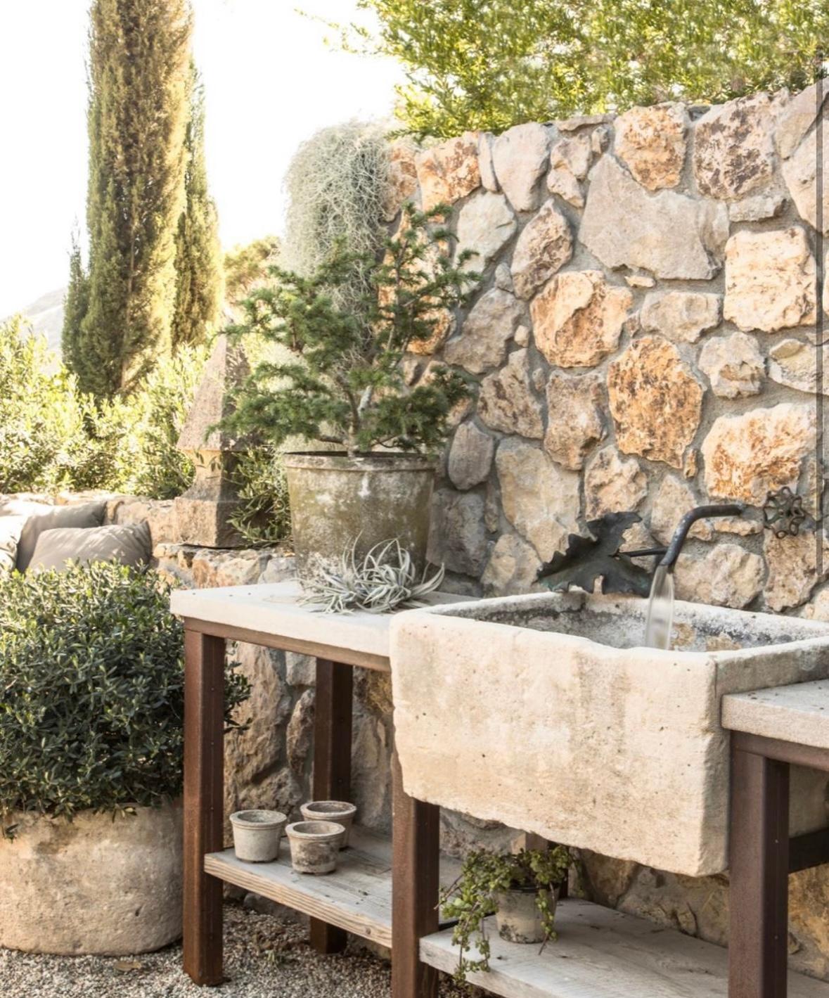 Aquarelle de ferme ou récipient en pierre sculptée à la main, jardinière de bassin en forme de fontaine, Antique LA Bon état - En vente à West Hollywood, CA
