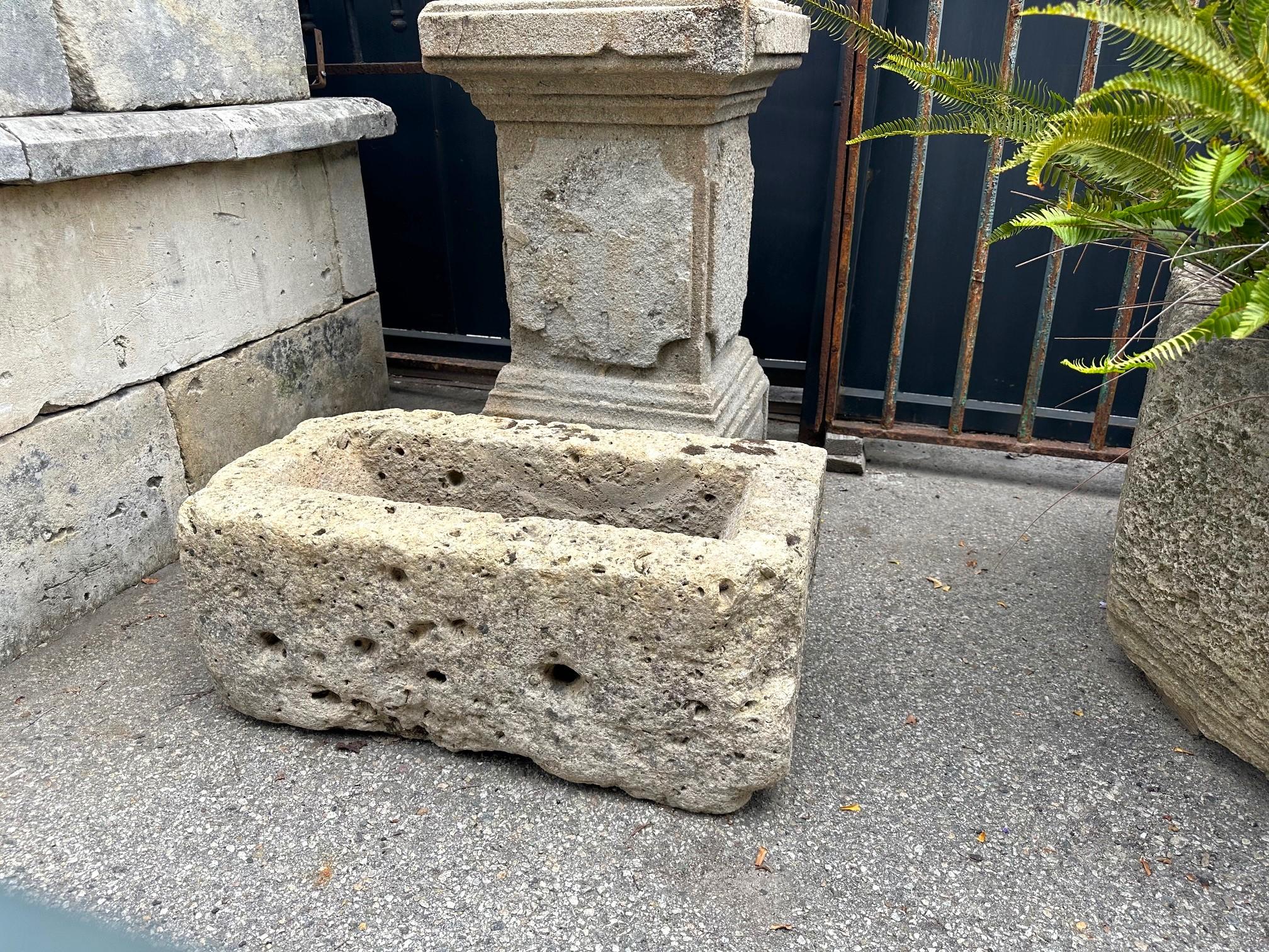 Pierre Aquarelle de ferme ou récipient en pierre sculptée à la main, jardinière de bassin en forme de fontaine, Antique LA en vente