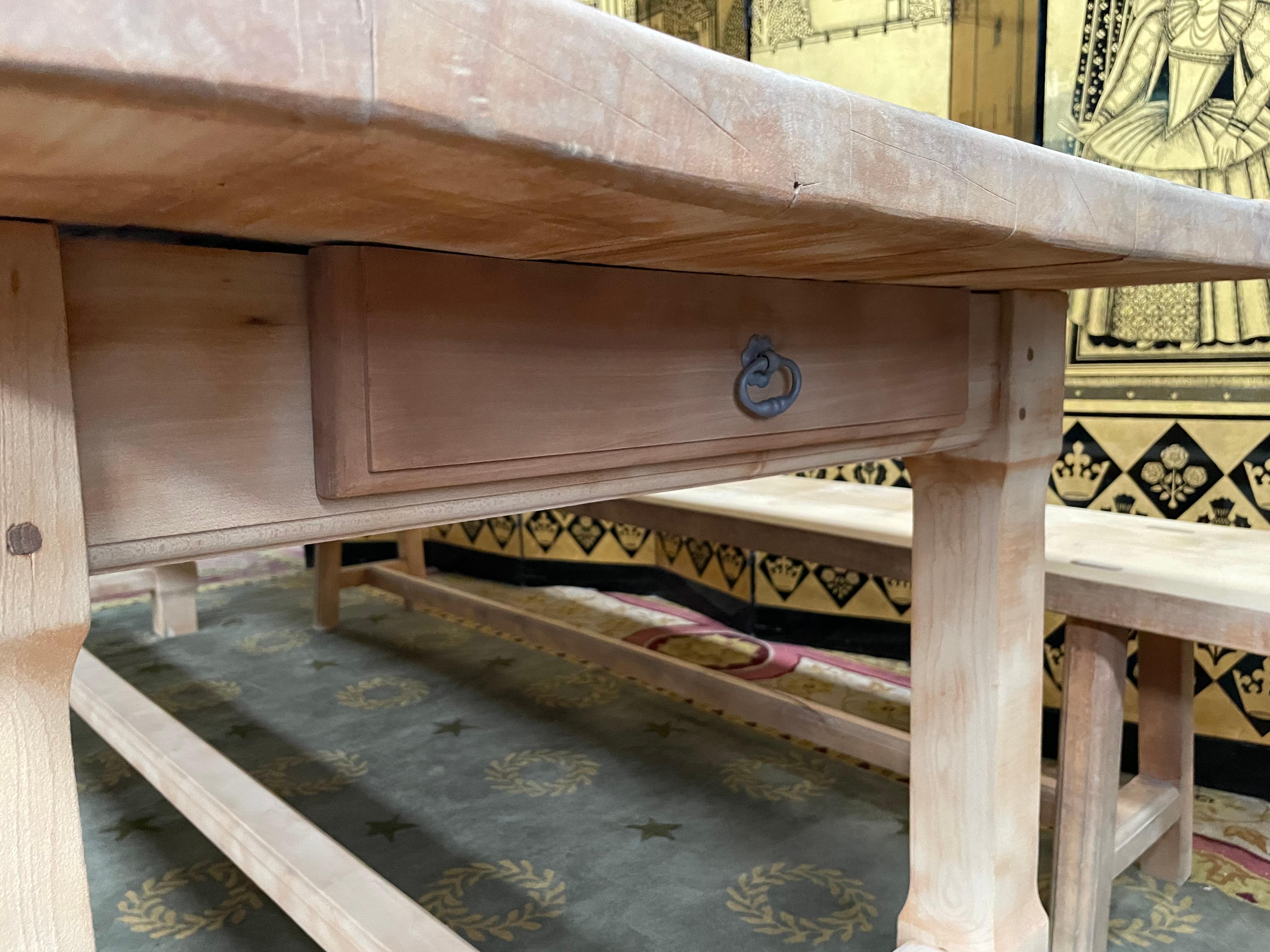 Bauernhoftisch aus massiver Buche und seine zwei Bänke. Vollständig aero-gummiert Sitzbankabmessungen 240 / 29 / 45 cm.