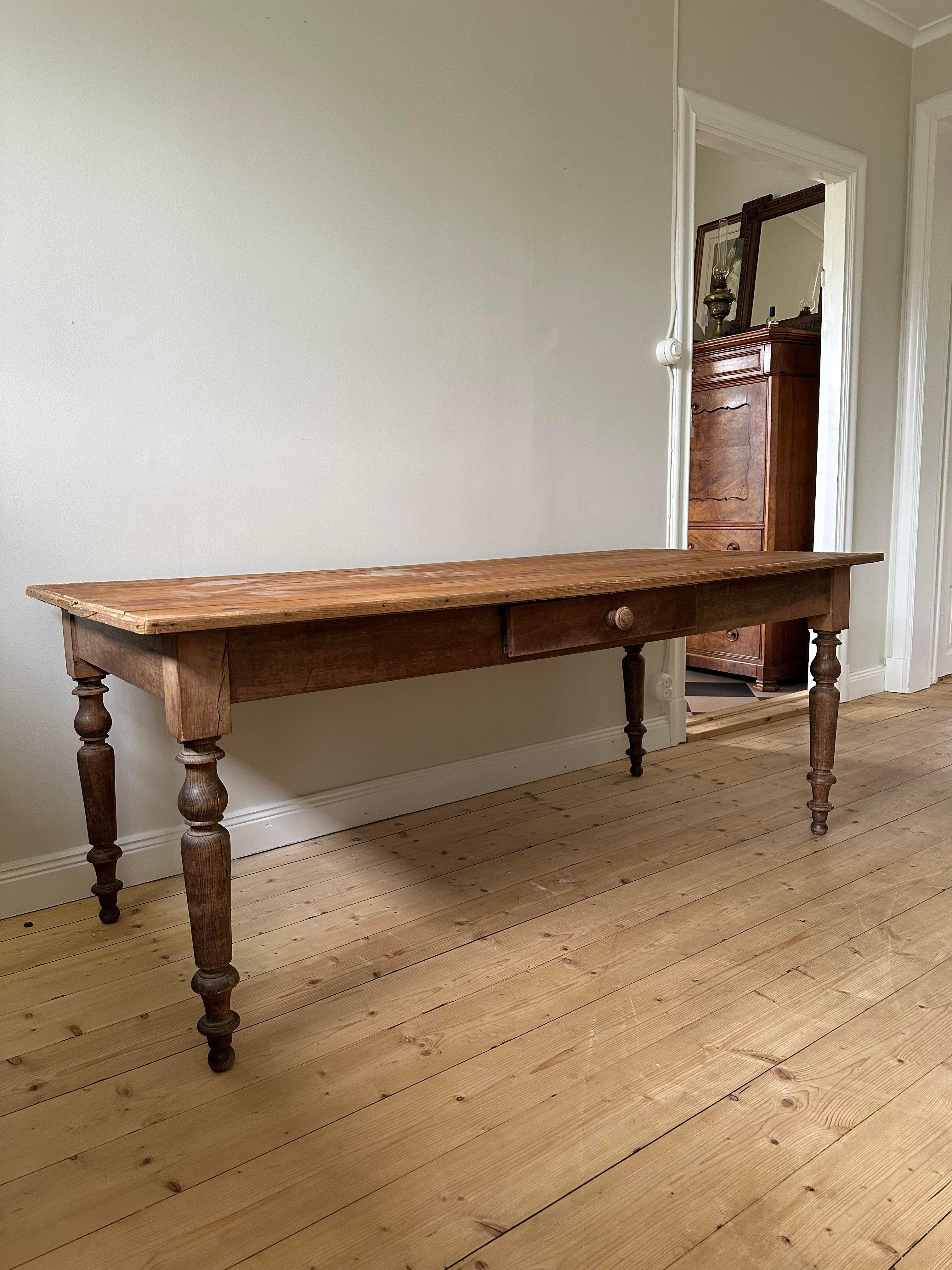 Beautiful antique Louis Philippe farm table with turned legs in solid pine and walnut. 