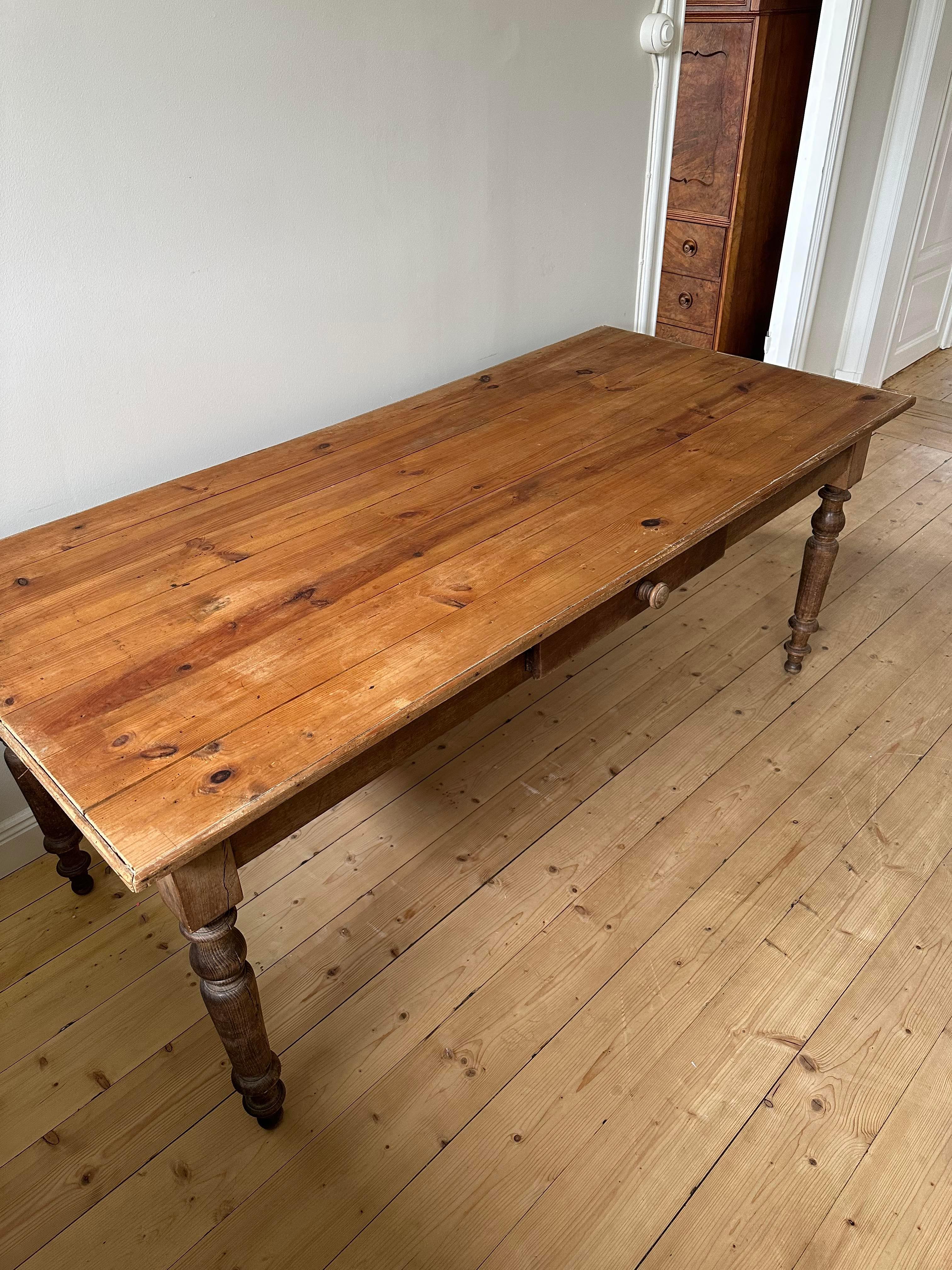 Louis Philippe Farm table in pin and massive walnut For Sale