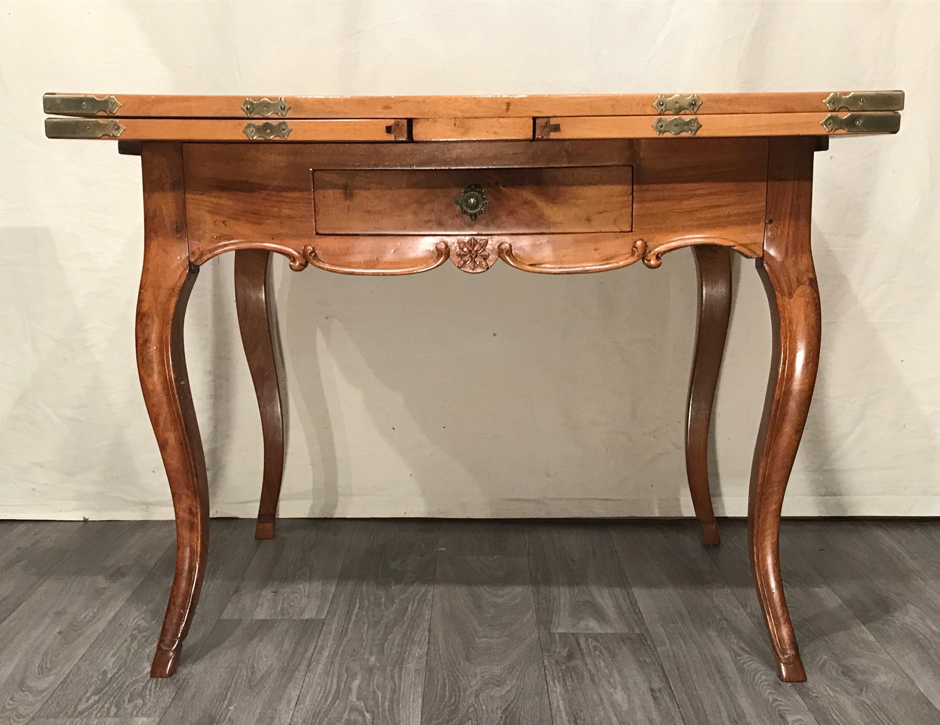 This extendable Swiss farm dining table of the 18th century is made of massive walnut. The center of the table has a large slate slap (perfect for hot pots). This is a typical detail of a Swiss rustic table of the 17th and 18th century. As a special