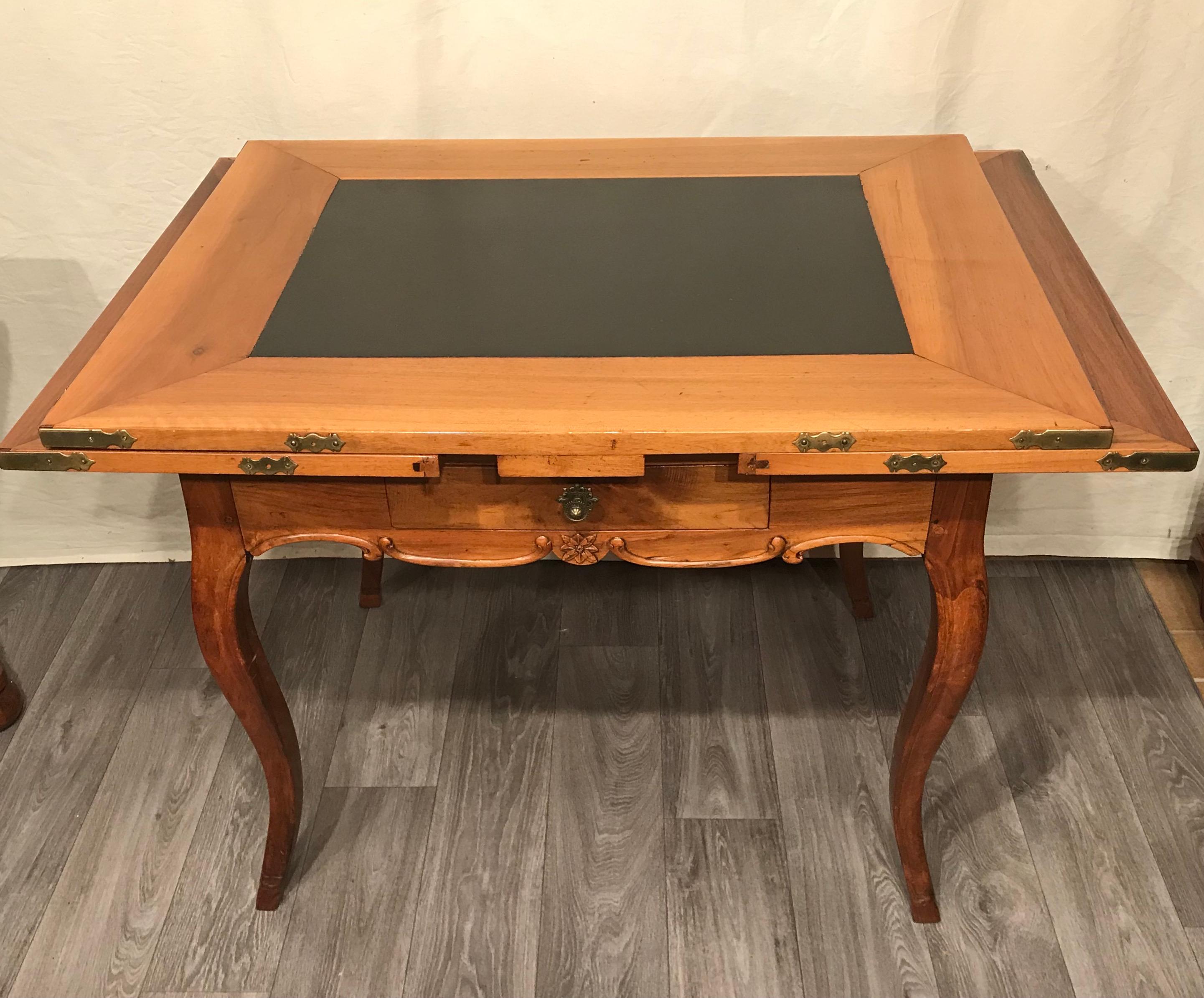 Farm Table, Switzerland 18th-19th century In Good Condition For Sale In Belmont, MA