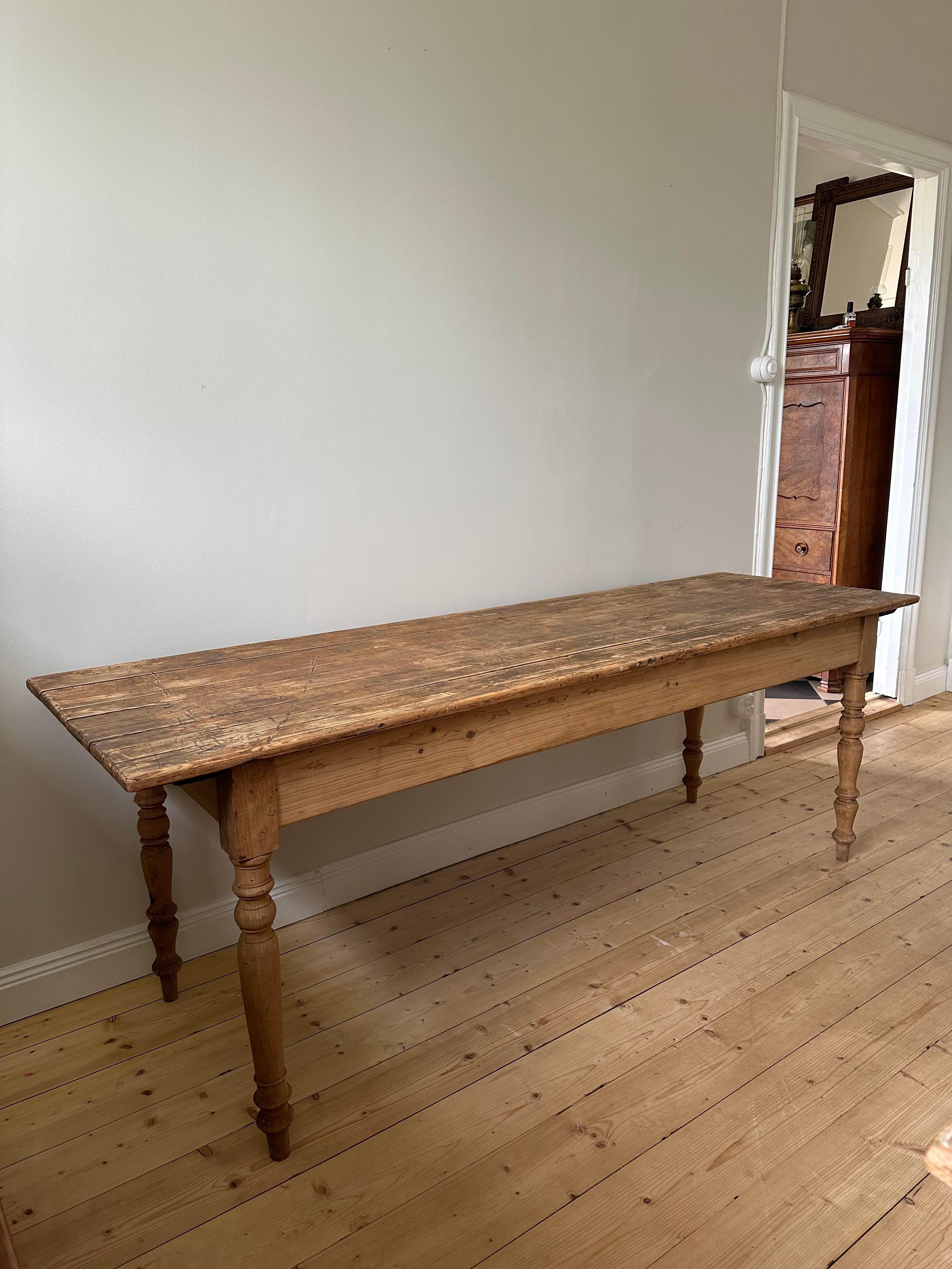 Beautiful solid farm table with rustic appearance. From early 20th century with fantastic patina. 