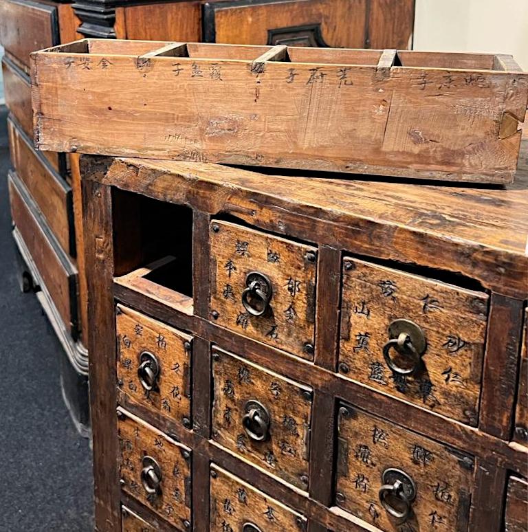 Commode chinoise du début des années 1900. 
Armoire d'apothicaire de Chine, avec 7 tiroirs sur 7 rangées (49 tiroirs). Chaque tiroir a 4 tiroirs (chacun avec une écriture chinoise indiquant le contenu) pour un total de 196 compartiments. 
Excellent