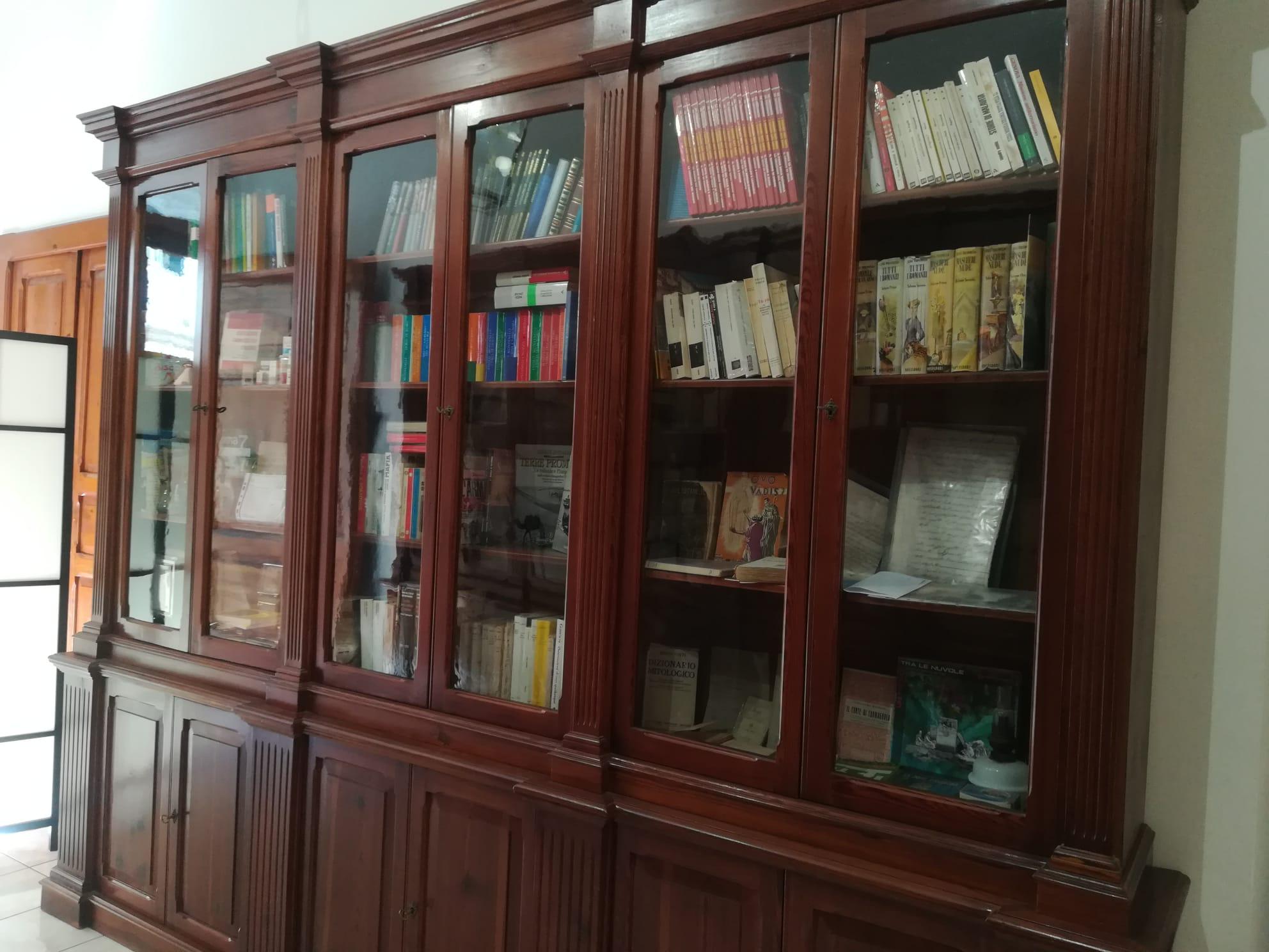 Farmacia completa anni 1920 provenienza Chieti legno di larice formato da tre librerie e un bancone che misura 200 cm profondo 65 cm e alto 98cm
le due librerie laterali misurano 320 prpfondità 40 altezza 250
la libreria centrale misura 224