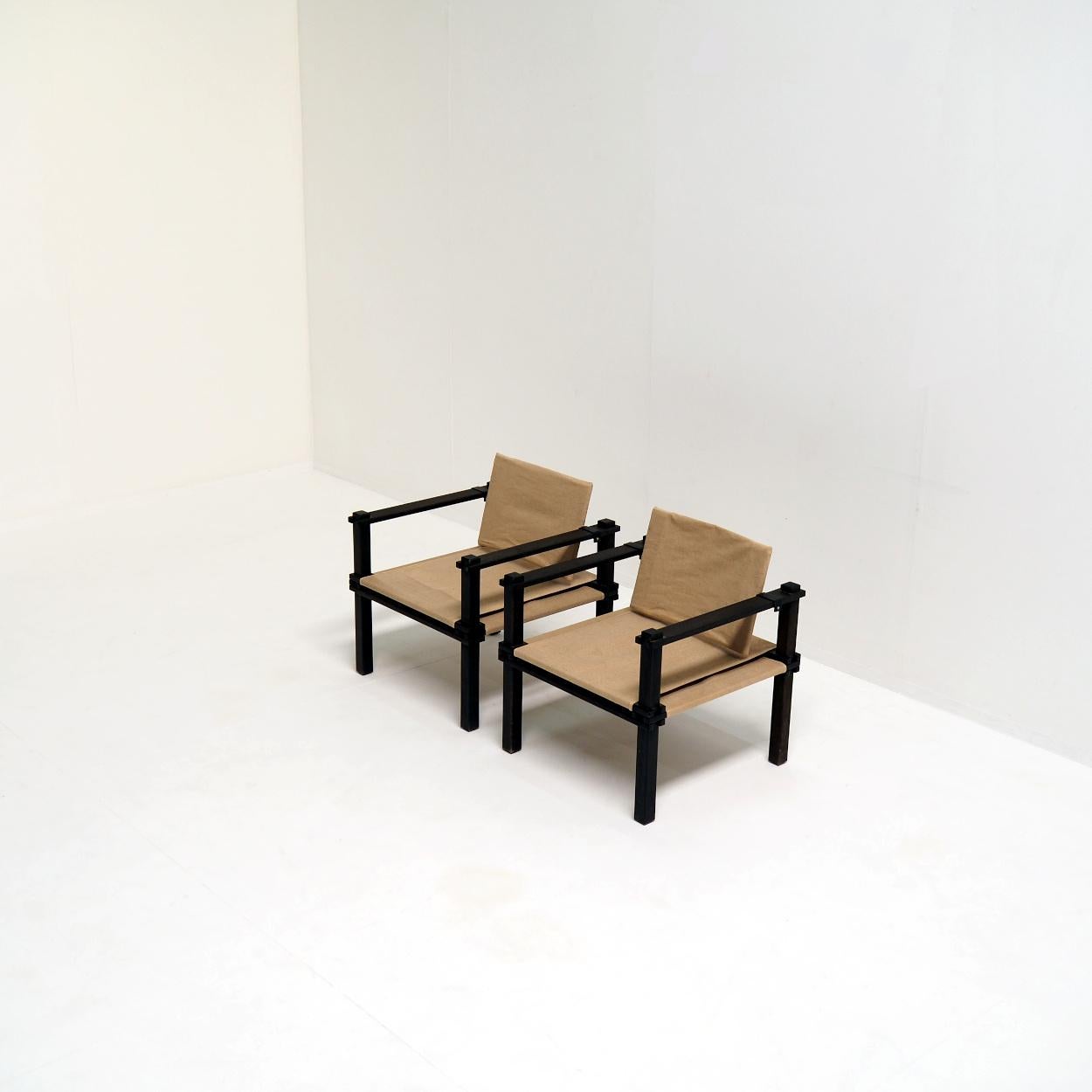 Conçues par Gerd Lange pour Bofinger, ces chaises Farmer présentent un mélange de clarté et de caractère. Leurs cadres géométriques en bois et leurs tissus d'ameublement en toile reflètent un langage de conception qui valorise l'honnêteté de la