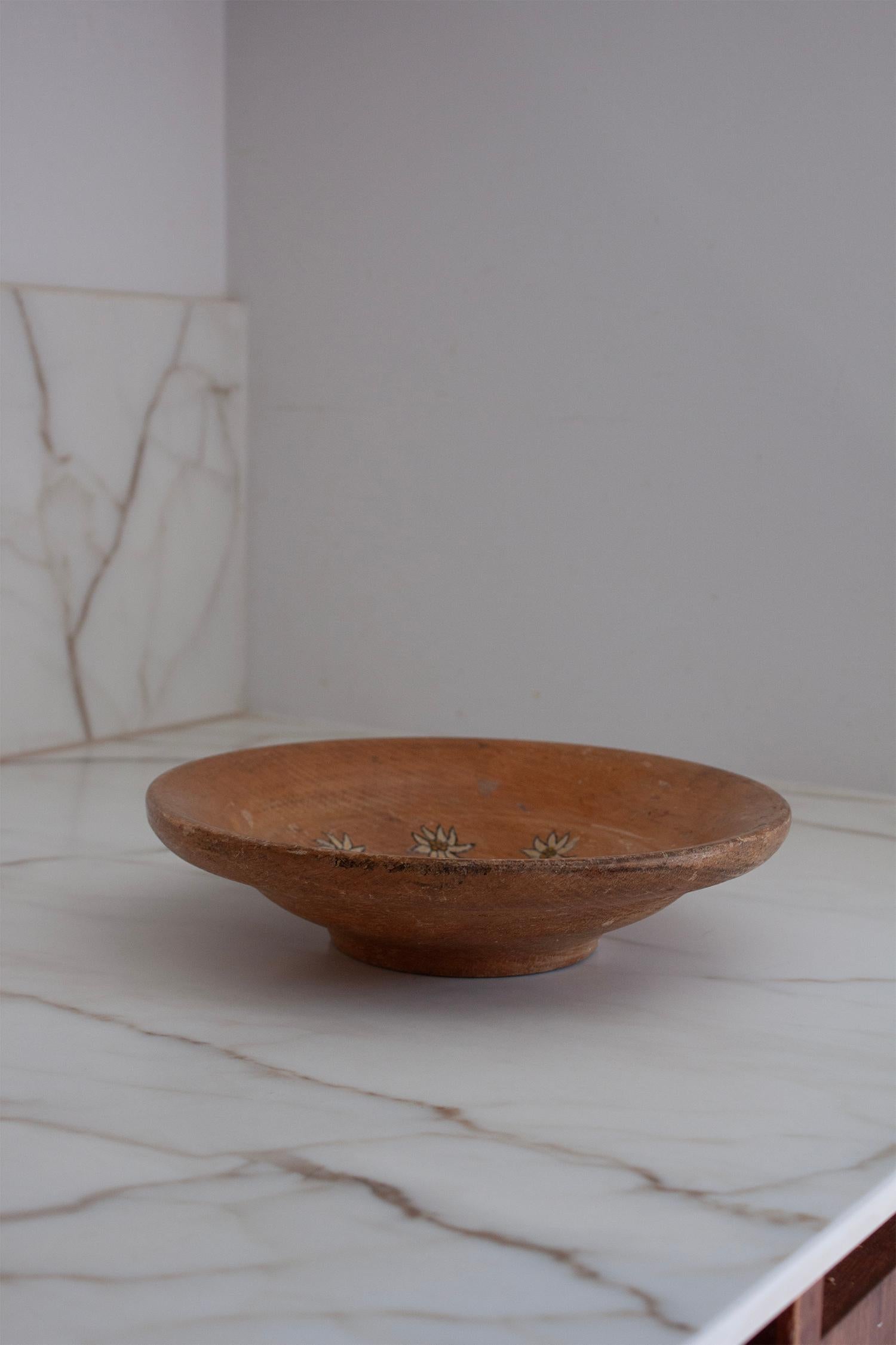 Hand Made Schweizer Holzteller mit Edelweiß und Blumenmotiv, handbemalt (Primitiv) im Angebot