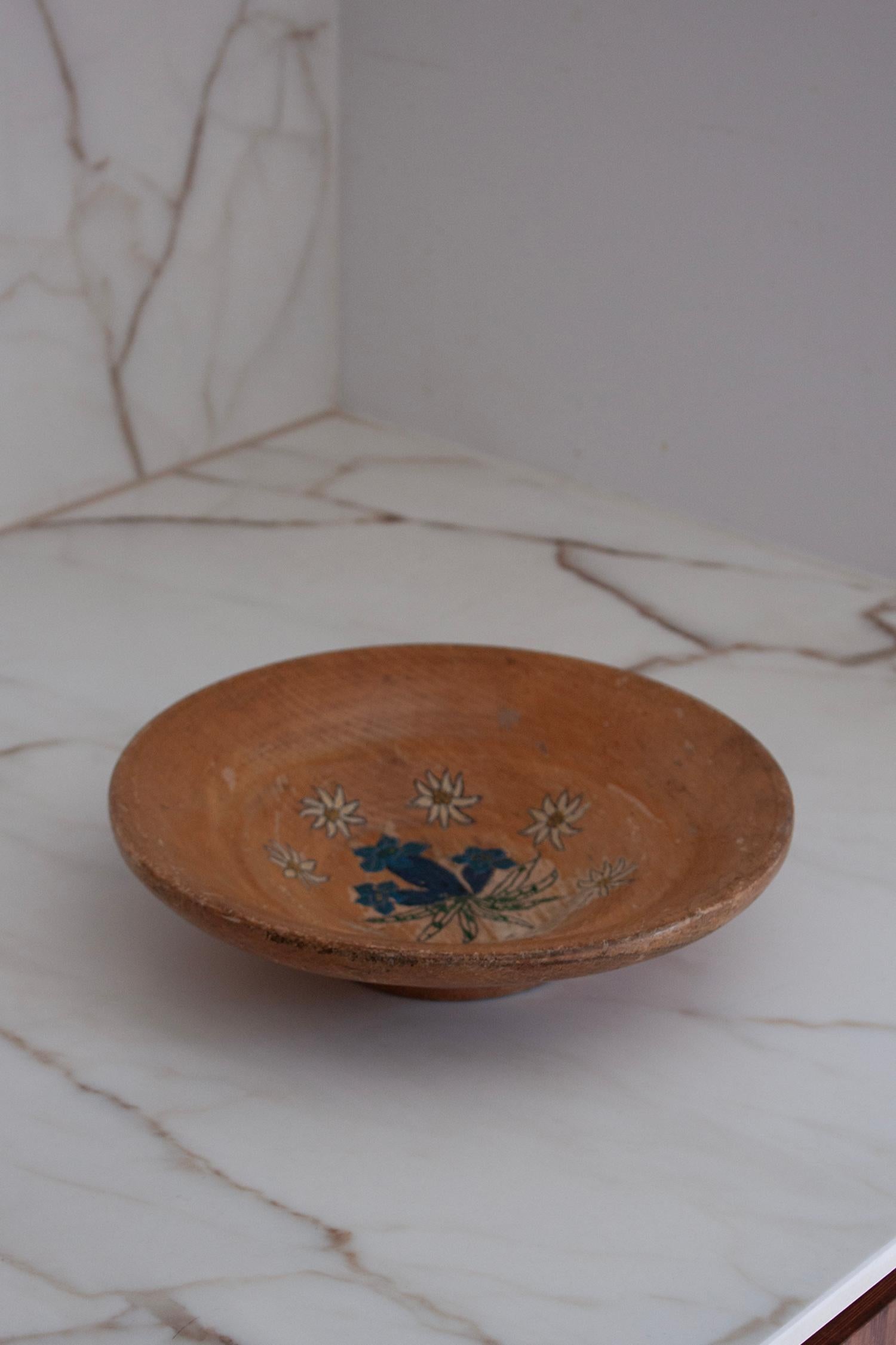 Hand Made Schweizer Holzteller mit Edelweiß und Blumenmotiv, handbemalt (Schweizerisch) im Angebot