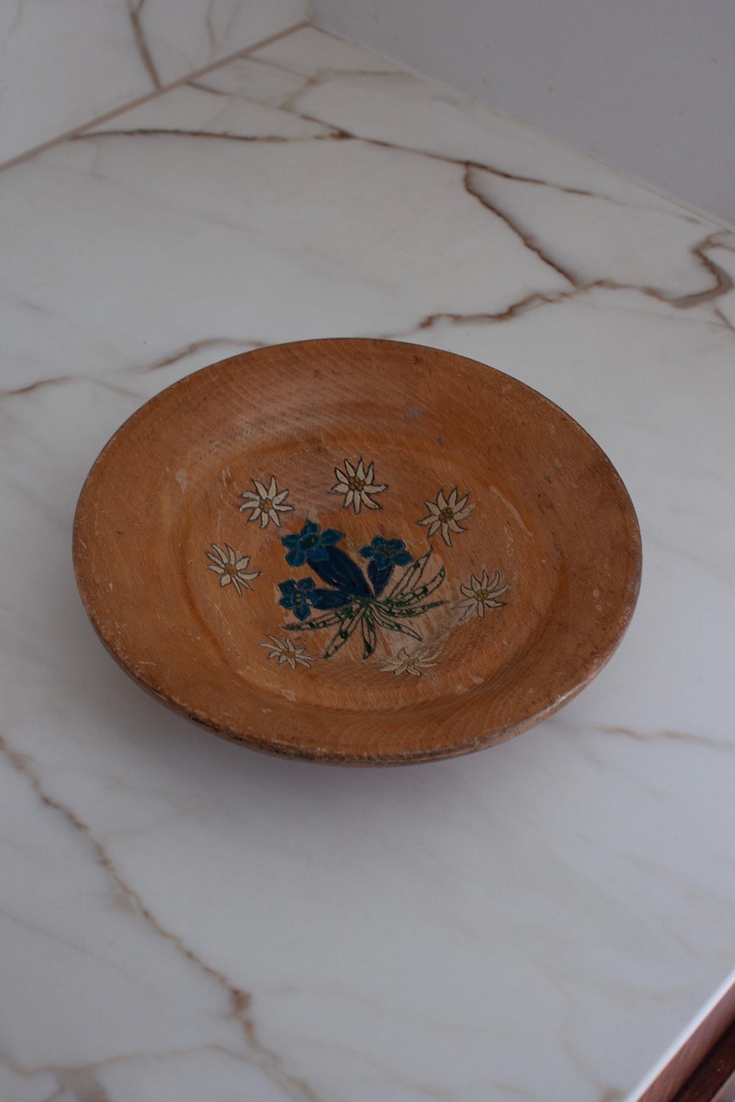 Hand Made Schweizer Holzteller mit Edelweiß und Blumenmotiv, handbemalt (Handbemalt) im Angebot