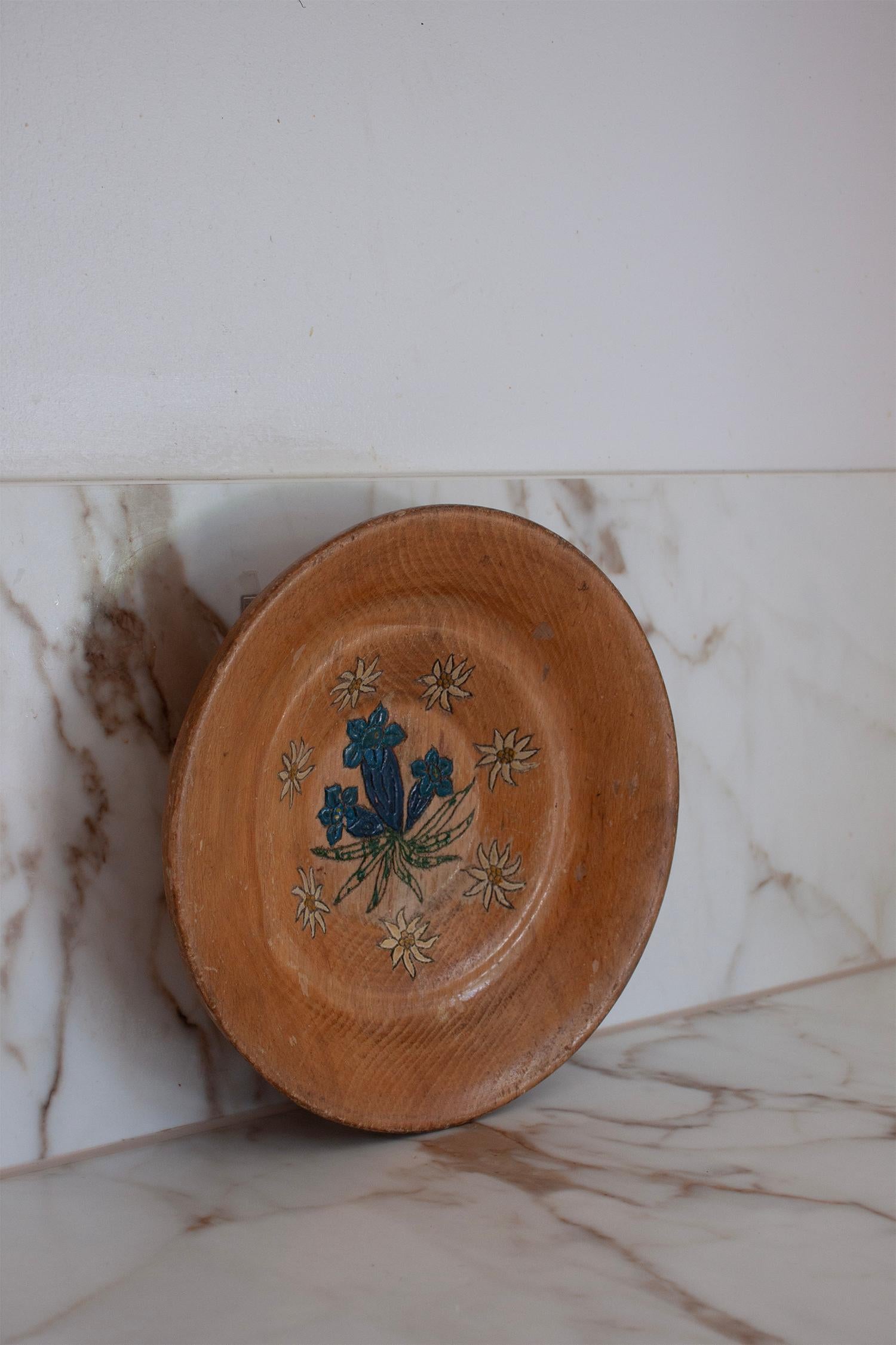 Hand Made Schweizer Holzteller mit Edelweiß und Blumenmotiv, handbemalt im Zustand „Relativ gut“ im Angebot in Rümmingen, BW