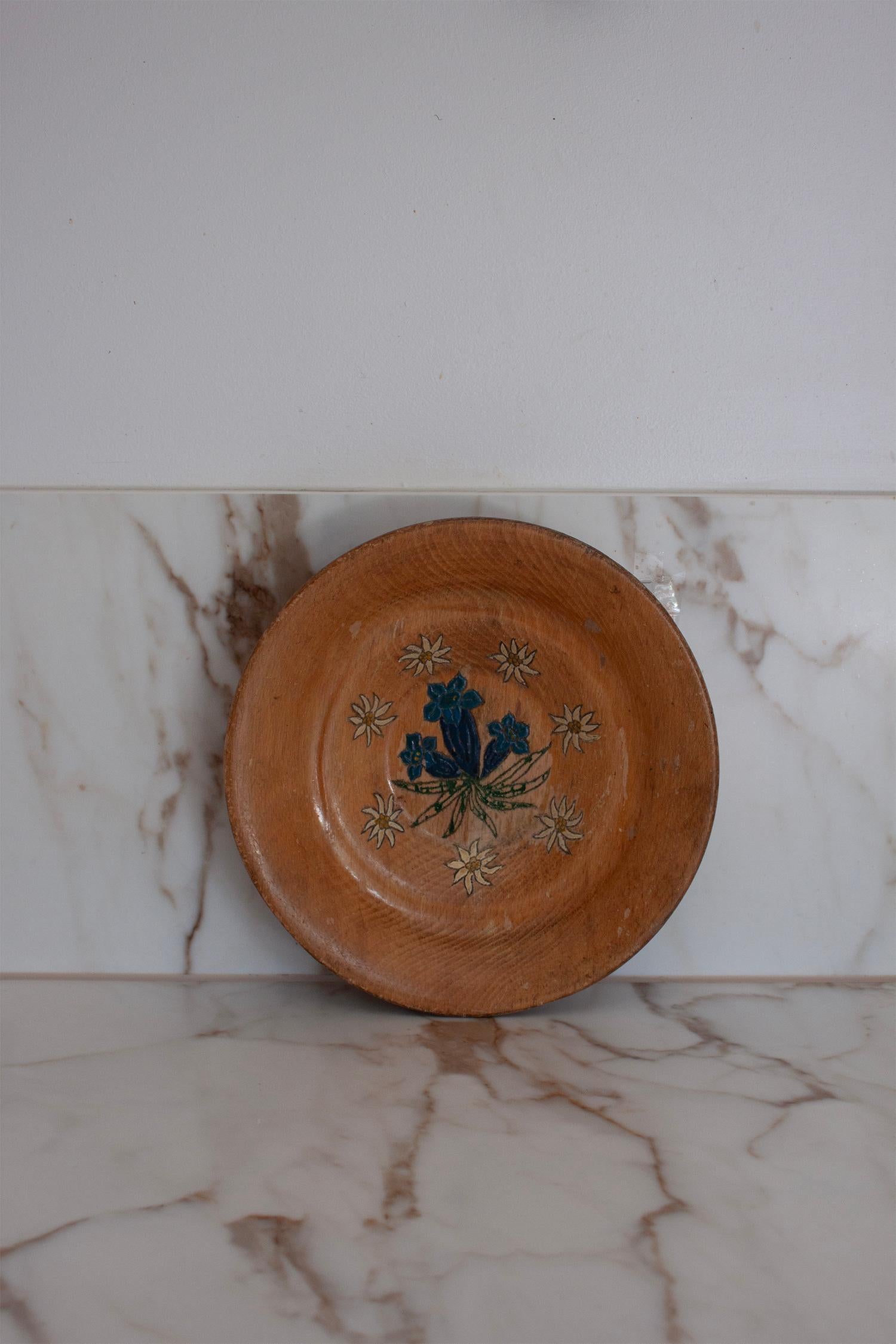 Hand Made Schweizer Holzteller mit Edelweiß und Blumenmotiv, handbemalt (20. Jahrhundert) im Angebot