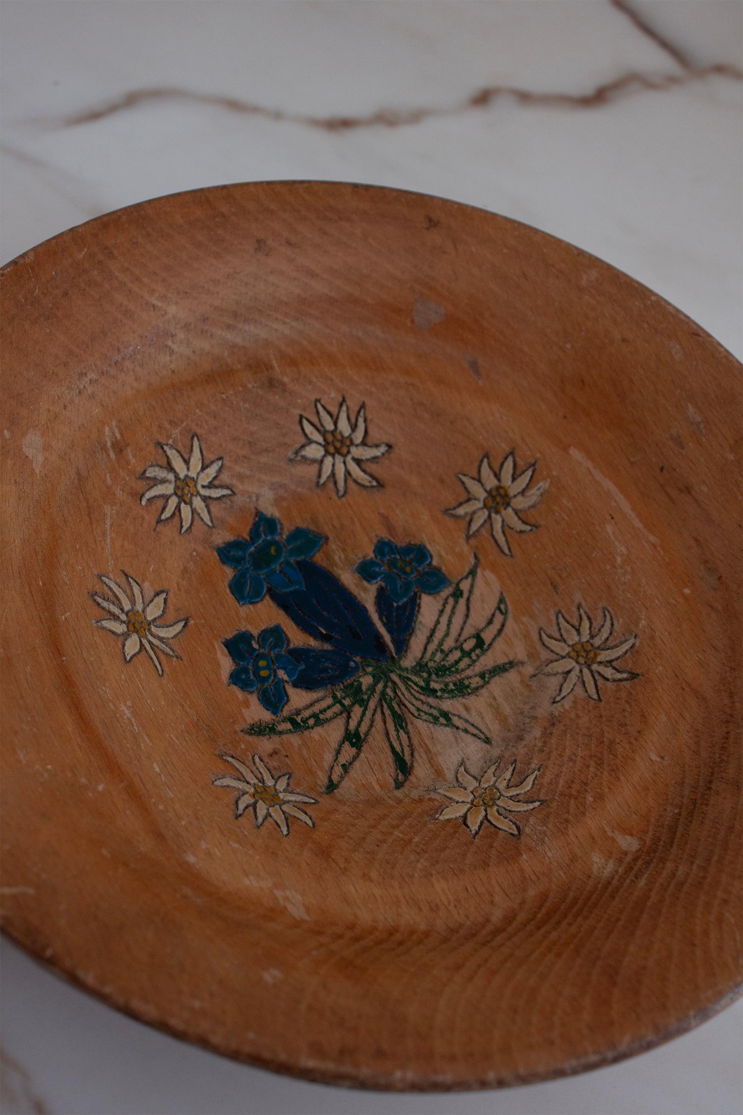 Hand Made Schweizer Holzteller mit Edelweiß und Blumenmotiv, handbemalt im Angebot 1