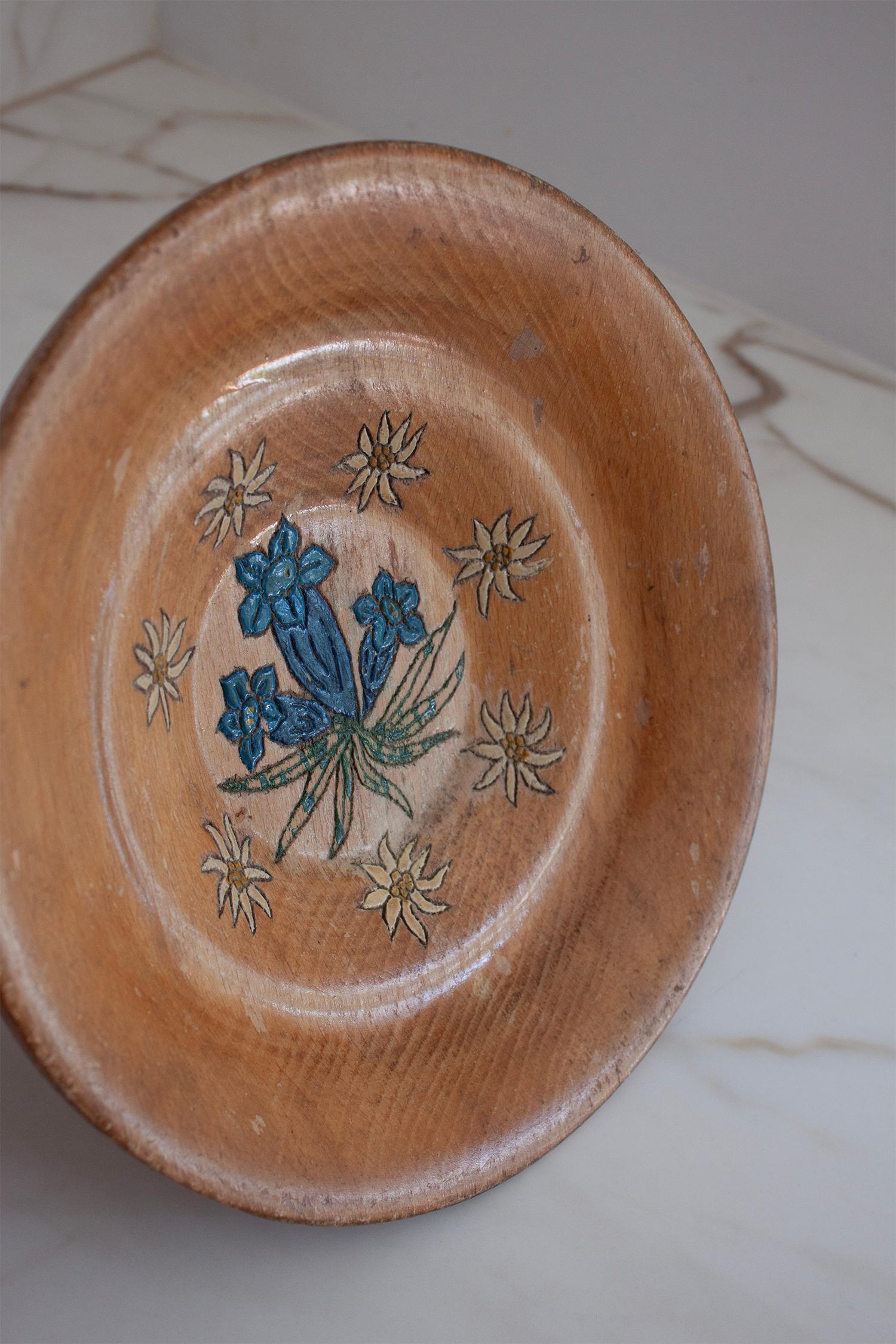Hand Made Schweizer Holzteller mit Edelweiß und Blumenmotiv, handbemalt im Angebot 2