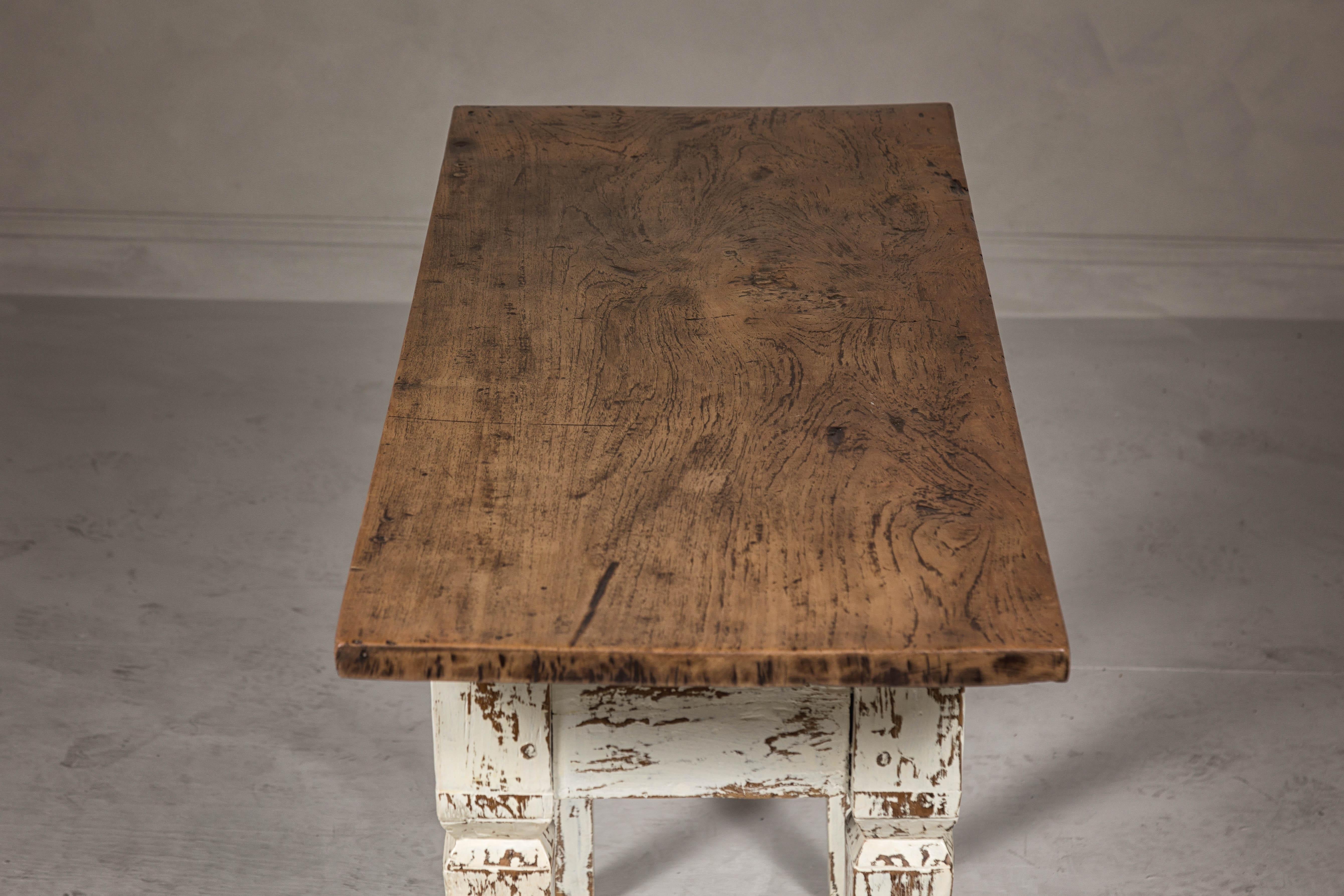Table de canapé blanc vieilli avec un seul tiroir et des pieds fuselés en vente 7