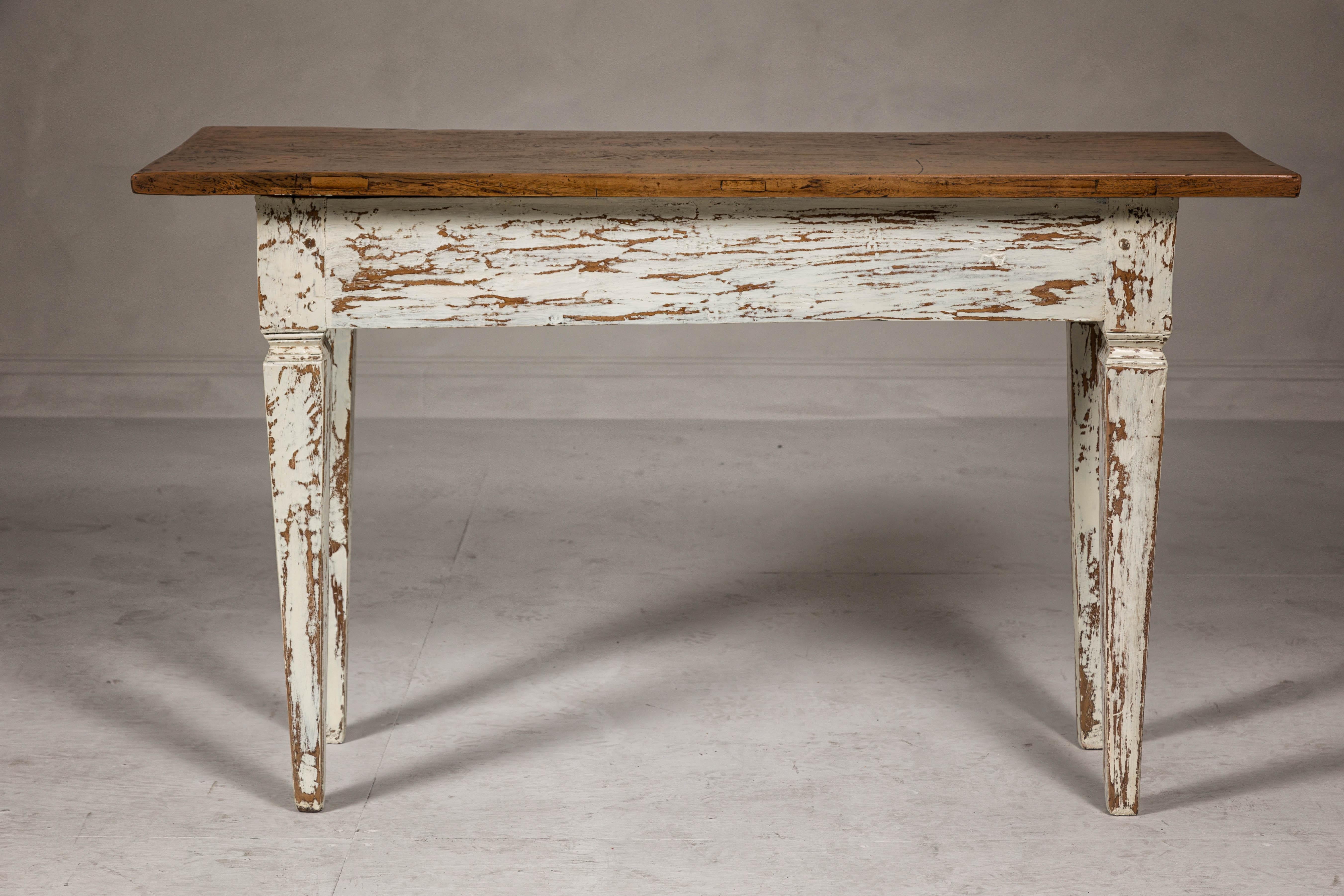 Table de canapé blanc vieilli avec un seul tiroir et des pieds fuselés en vente 8