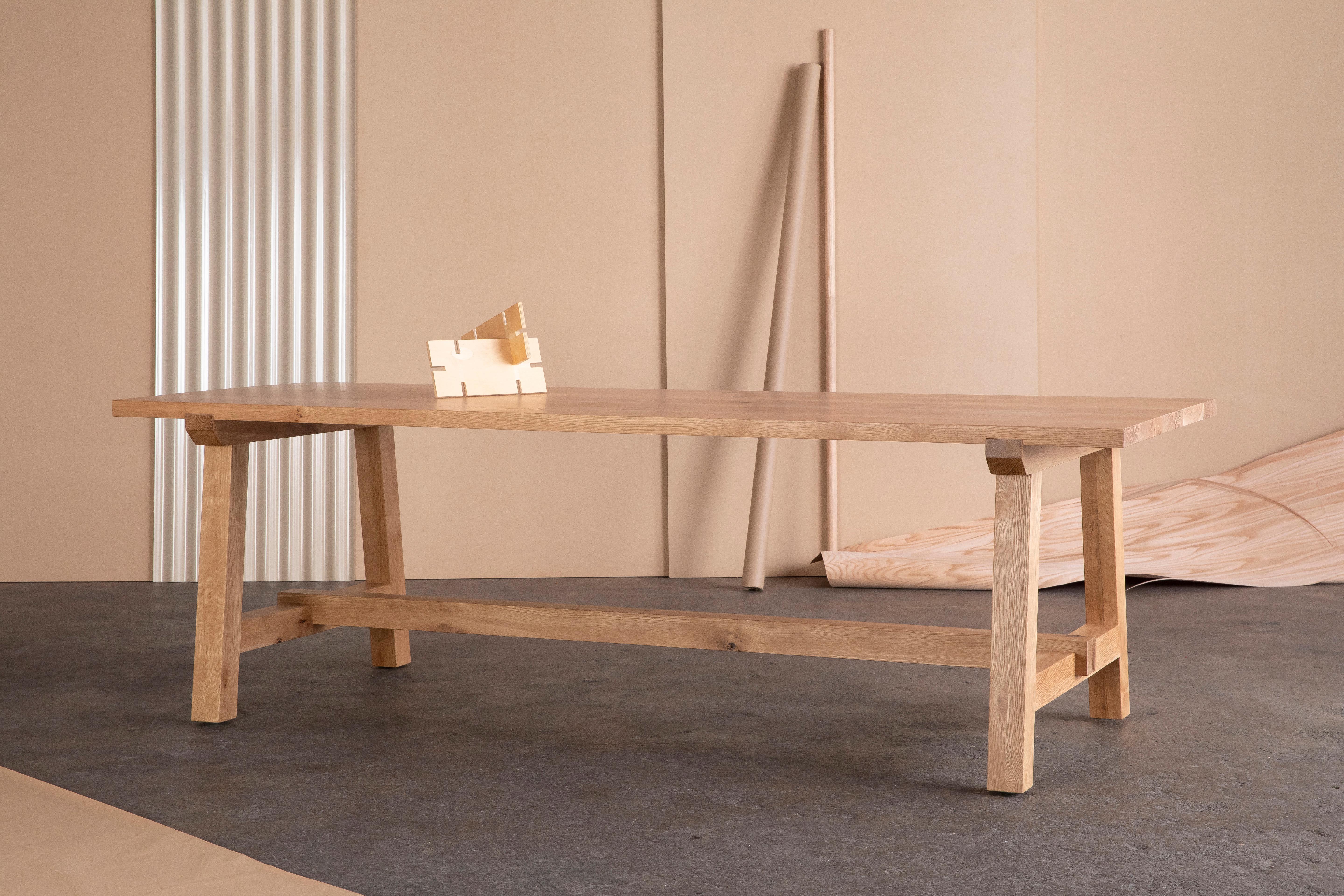 Der Winston-Esstisch aus Eichenholz hat einen zeitlosen Look und fügt sich problemlos in traditionelle, rustikale und moderne Umgebungen ein.

Das Gestell wird von einer stabilen Massivholzstrebe getragen und definiert den Stil und die Funktion