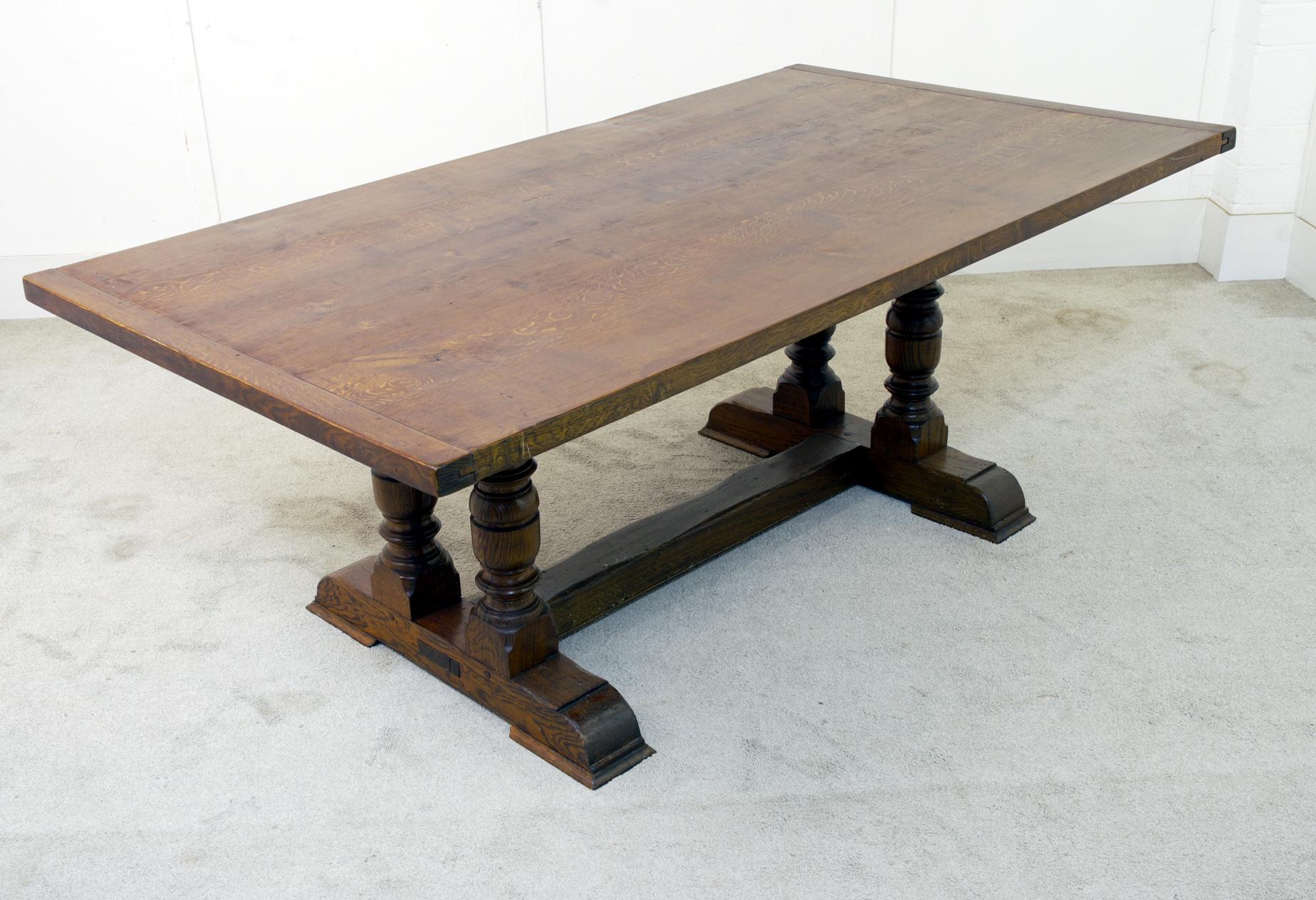 Landhaus-Esszimmer mit Refektoriumstisch und Stühlen im jakobinischen Stil (Jakobinisch) im Angebot