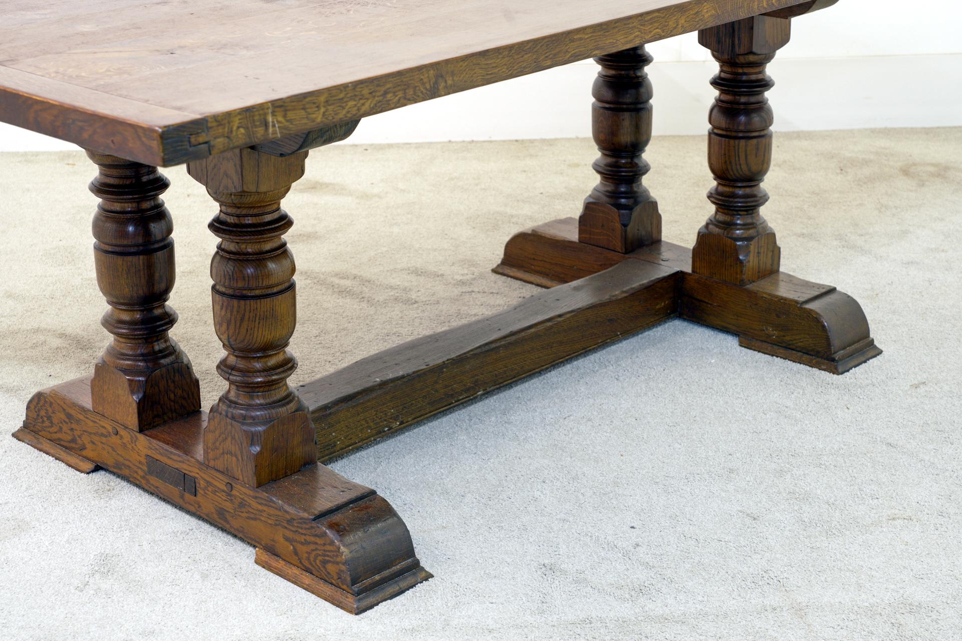 Landhaus-Esszimmer mit Refektoriumstisch und Stühlen im jakobinischen Stil (Geschnitzt) im Angebot