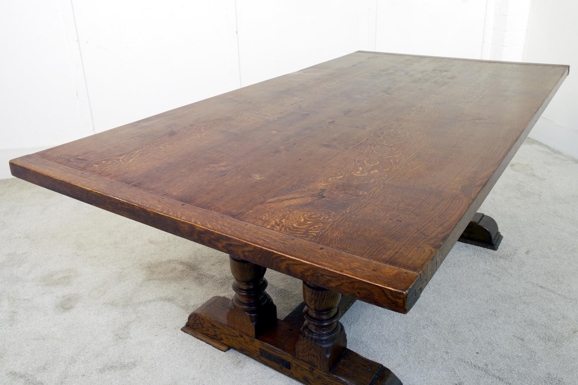 Landhaus-Esszimmer mit Refektoriumstisch und Stühlen im jakobinischen Stil im Zustand „Gut“ im Angebot in Potters Bar, GB