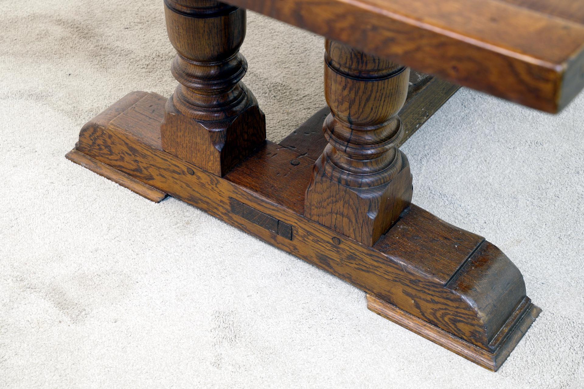 Landhaus-Esszimmer mit Refektoriumstisch und Stühlen im jakobinischen Stil (Frühes 20. Jahrhundert) im Angebot