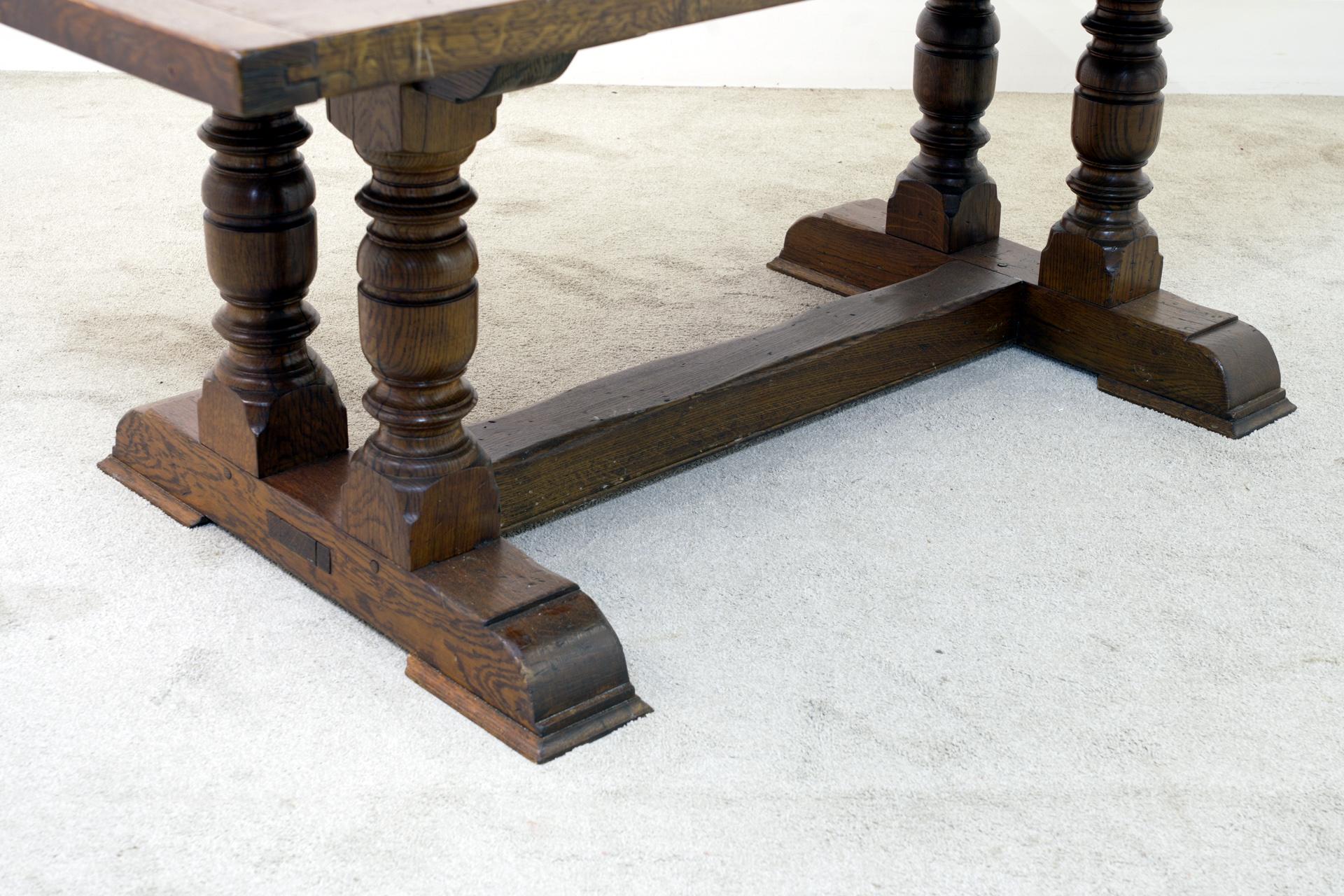 Landhaus-Esszimmer mit Refektoriumstisch und Stühlen im jakobinischen Stil (Eichenholz) im Angebot