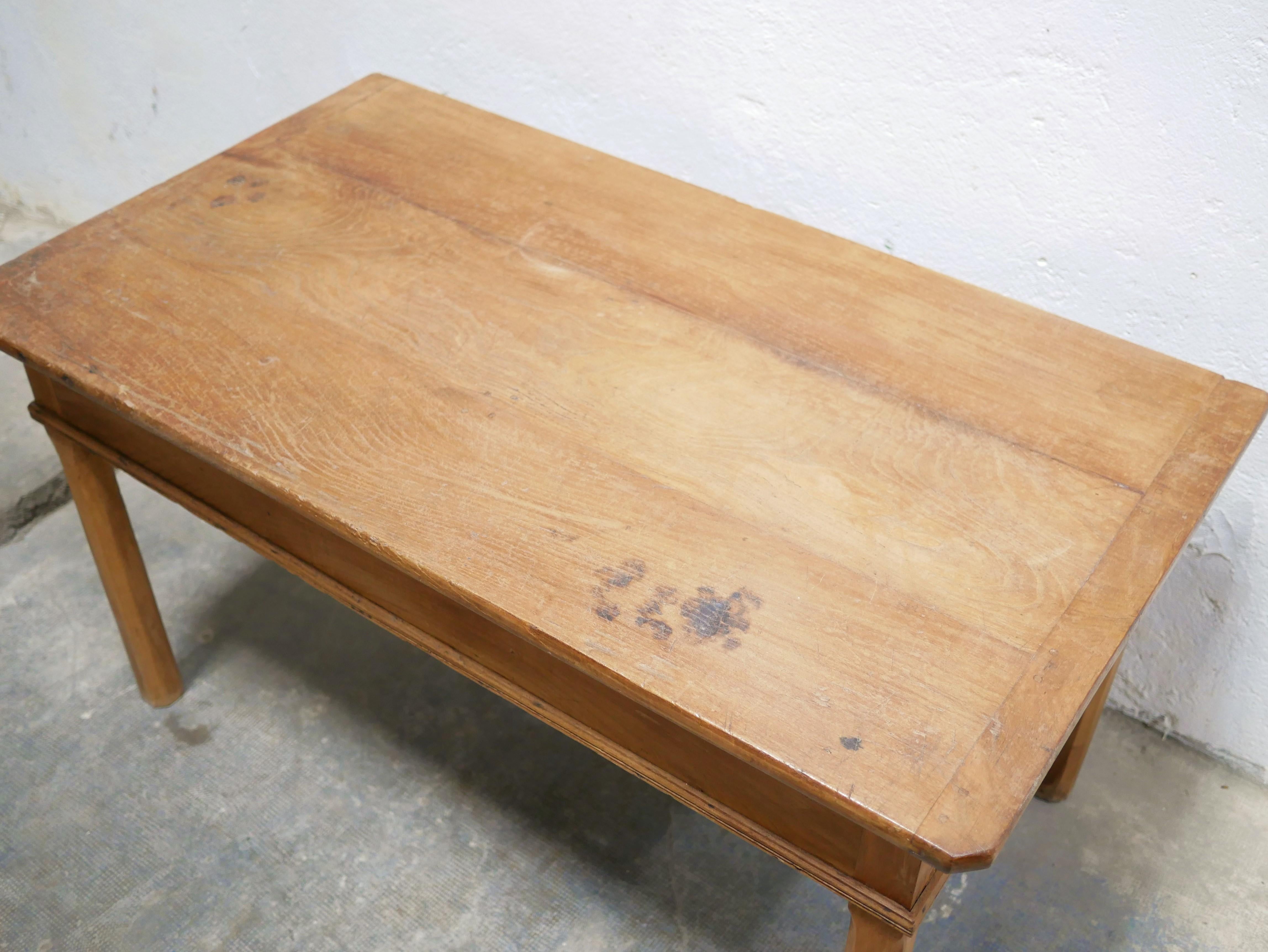 Esstisch im Bauernhausstil, Vintage-Schreibtisch aus Holz im Angebot 8