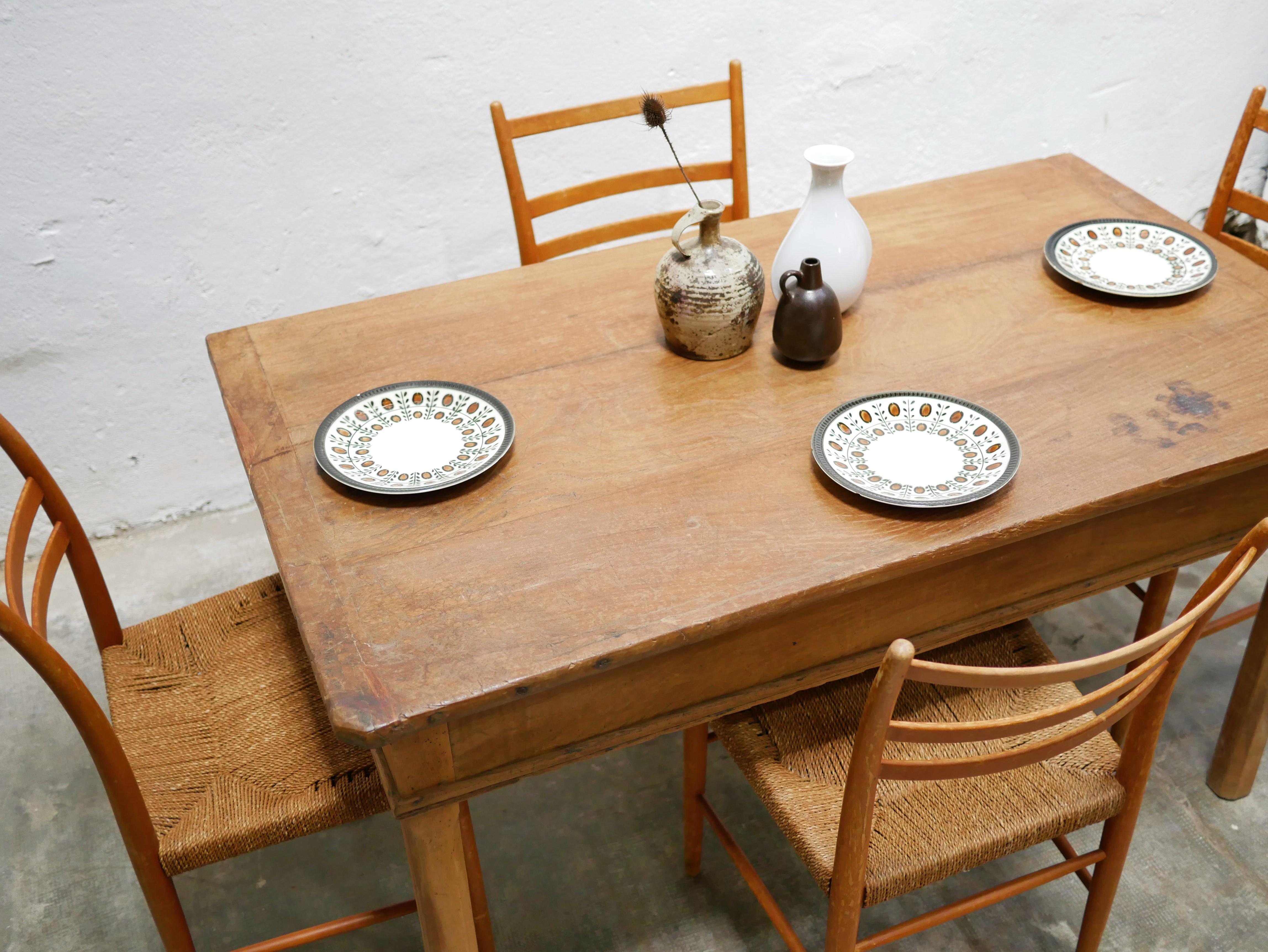 Esstisch im Bauernhausstil, Vintage-Schreibtisch aus Holz im Angebot 10