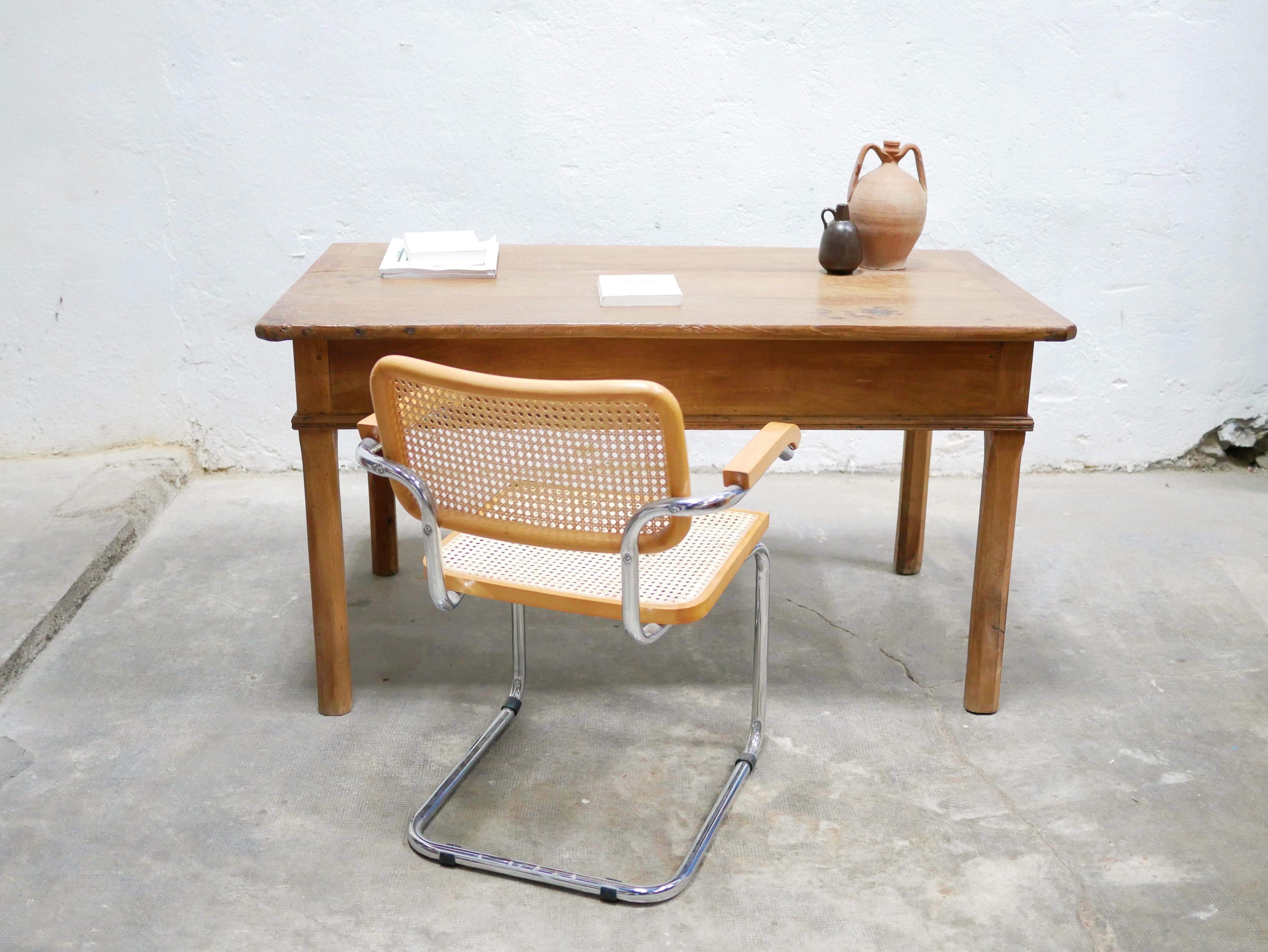 Wooden farmhouse table from the 1940s.

Aesthetic, of good size and practical, the table will be perfect in the dining room, in the kitchen or in the office and will bring a raw, natural side to the decoration.
Atypical with its chest under the