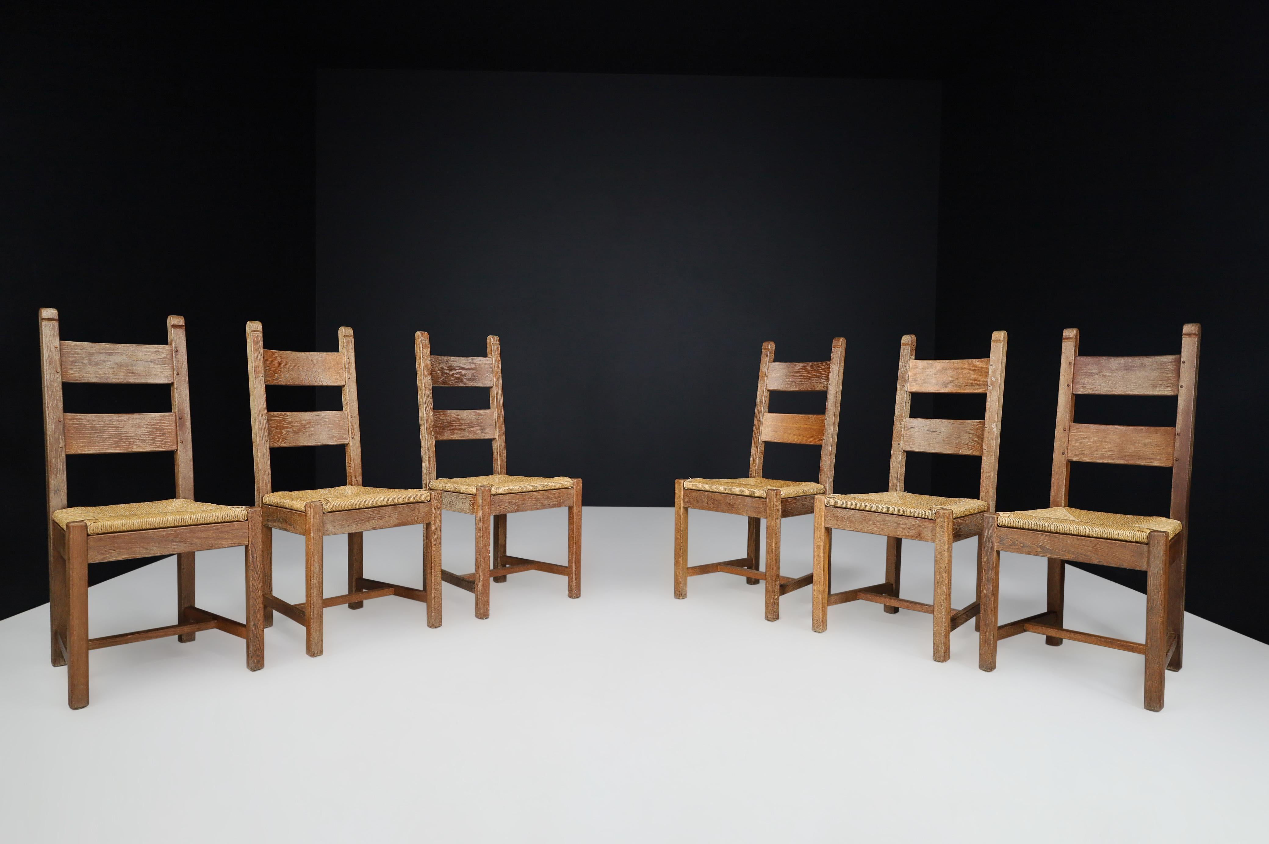 Farmhouse oak and rush dining chairs, France, 1960s 

Set of six farmhouse oak and rush dining chairs, France, 1960s. These chairs are made entirely of oakwood and rush. They are in excellent original condition. The color of the wood is very warm