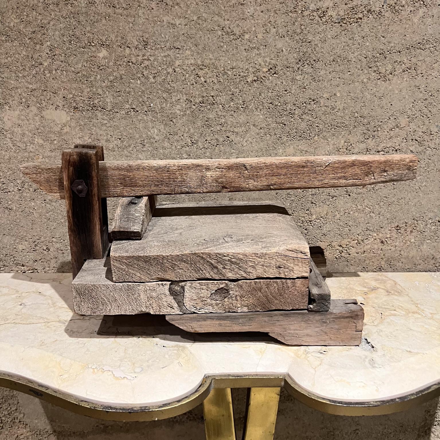 Presse à tortilla rustique vintage en bois de mesquite primitif
8 h x 7,75 l x 18
Etat original d'occasion.
Voir les photos pour plus de détails