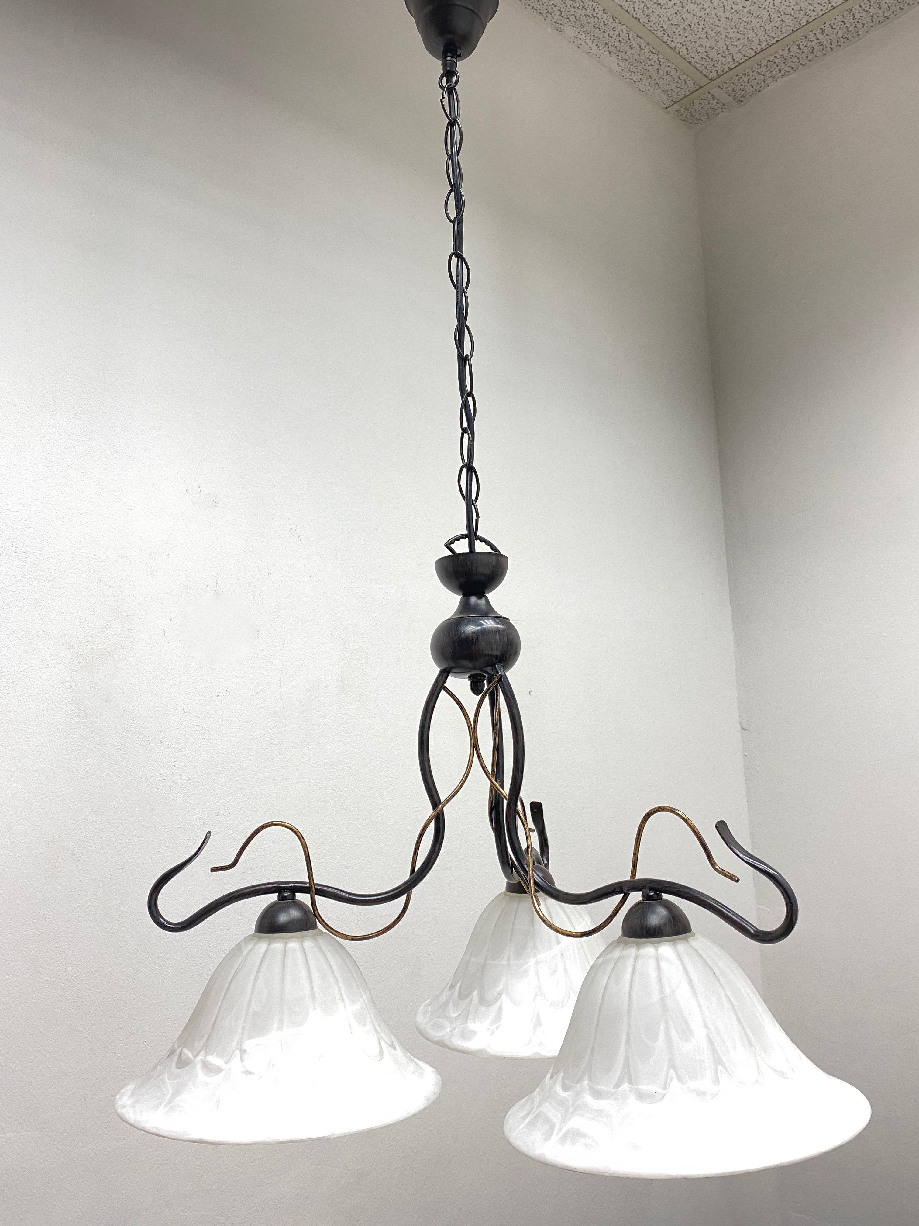 Un bellissimo lampadario realizzato in Germania negli anni '80. È realizzato in metallo e vetro.
Il lampadario richiede 3 lampadine europee E27 / 110 volt Edison, ciascuna con una potenza massima di 60 watt.
È un'ottima aggiunta a qualsiasi