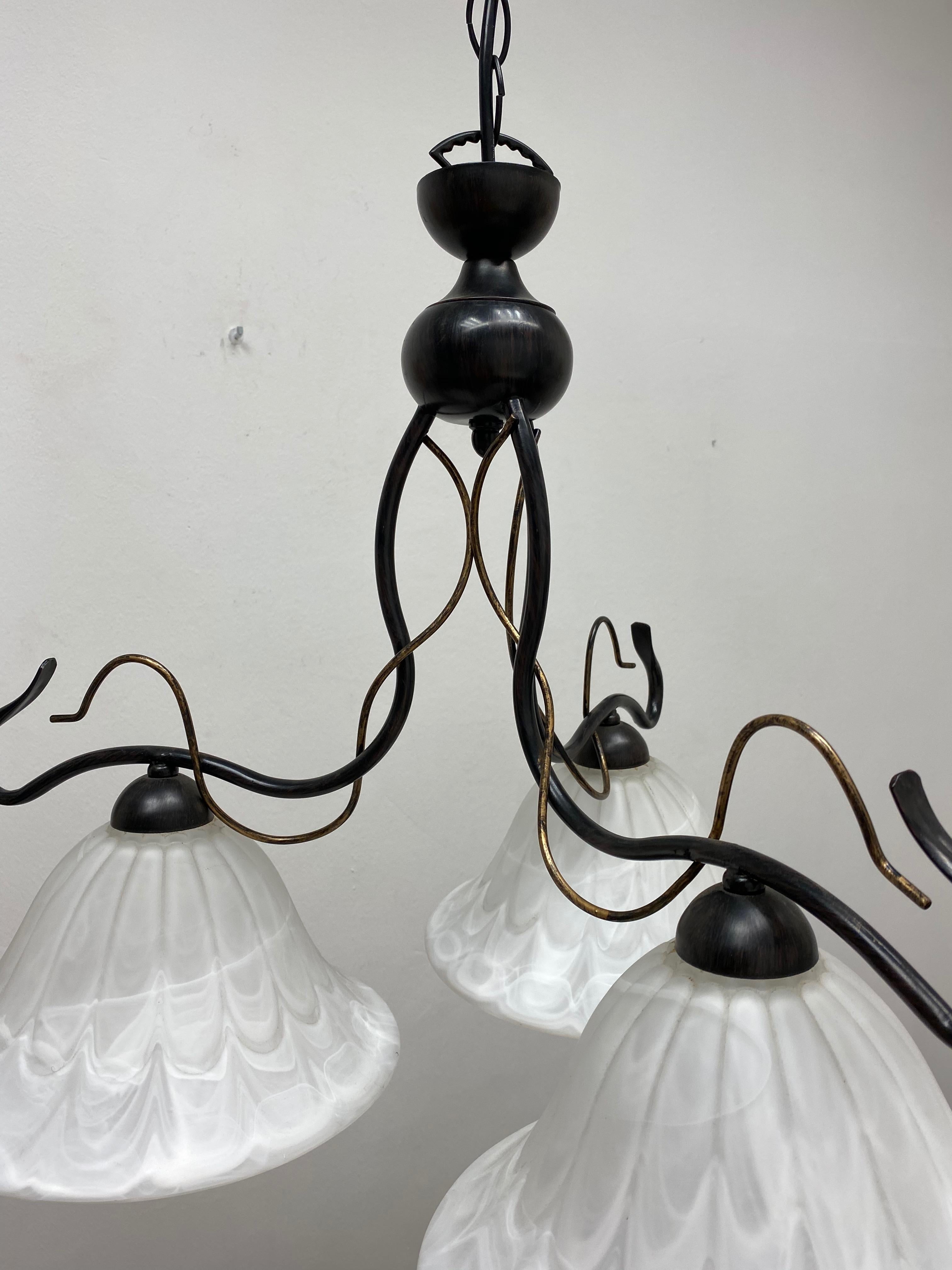 Fine XX secolo Lampadario a sospensione in stile rustico in vetro e metallo ebanizzato, anni '80, Germania in vendita