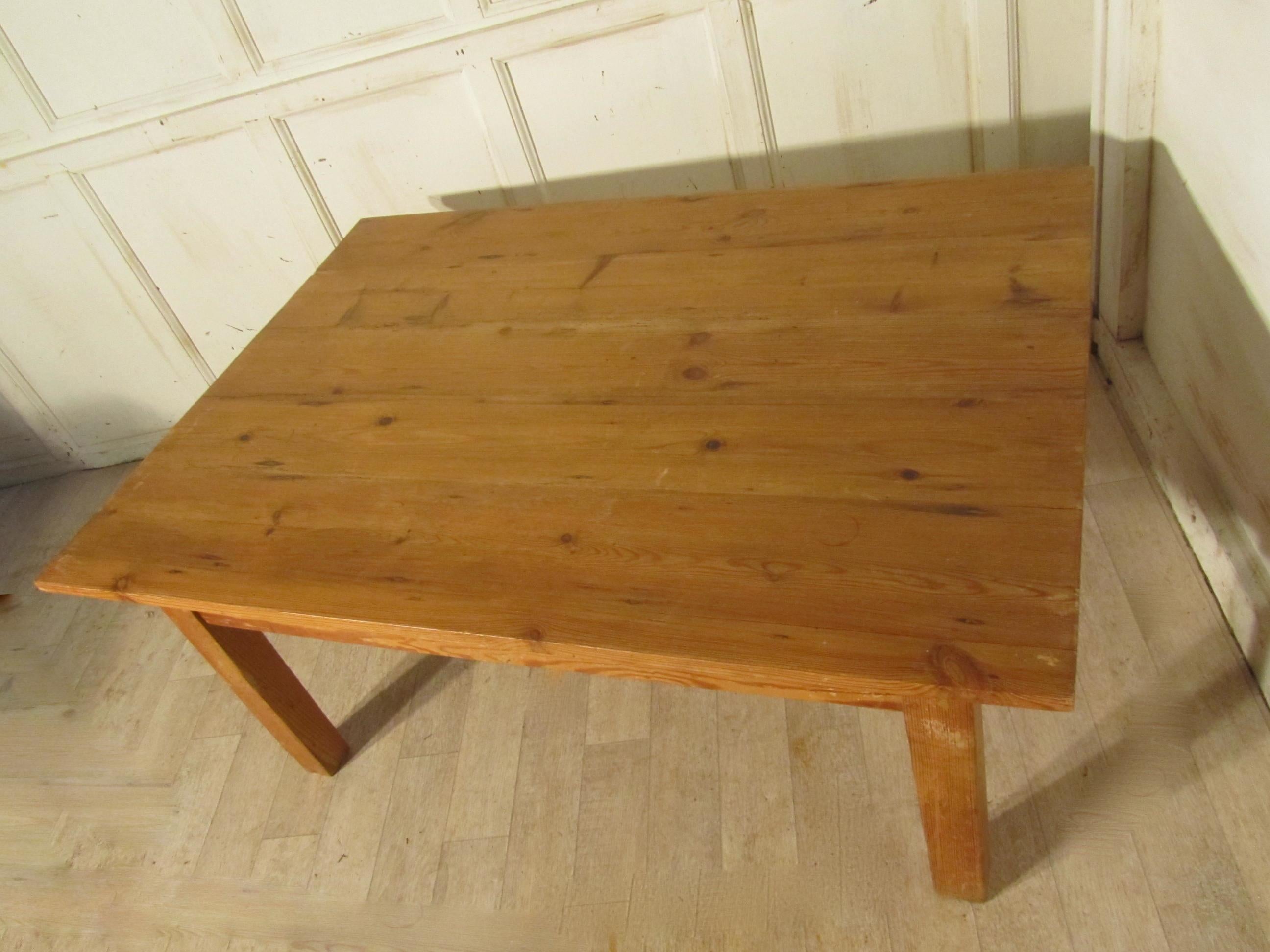 Farmhouse Style Chunky Pine Coffee Table    In Good Condition For Sale In Chillerton, Isle of Wight