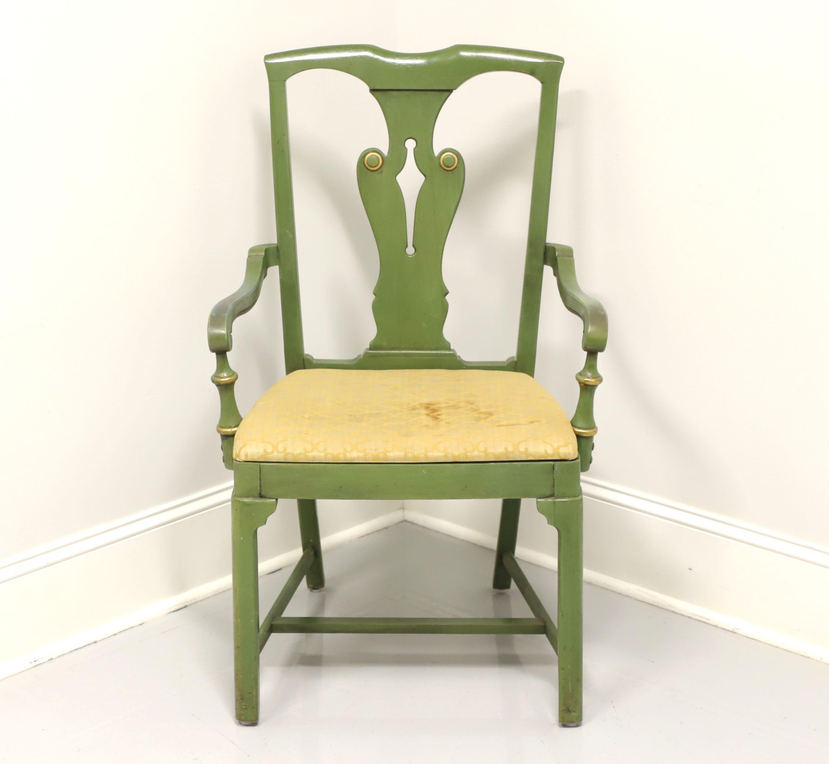 Ein Sessel im Landhausstil, ohne Markenzeichen. Grün lackiertes Hartholz mit goldenen Akzenten, geschnitzte Kammleiste und Rückenlehne, geschwungene Arme, stoffgepolsterter Sitz, gerade Beine und Strecker. Wahrscheinlich in den USA im späten 20.