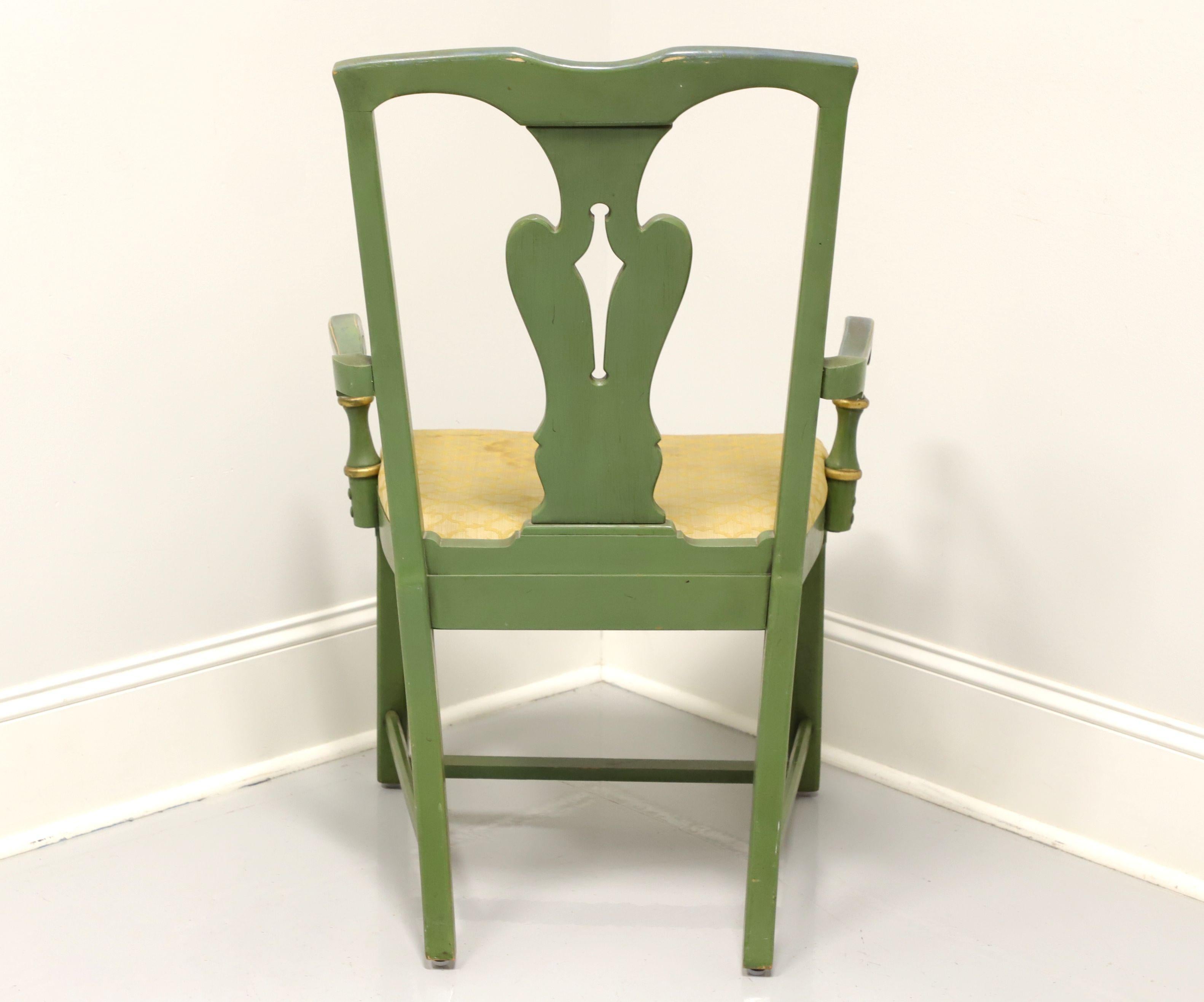 Grün lackierter Sessel im Bauernhausstil mit gealterter Oberfläche (amerikanisch) im Angebot