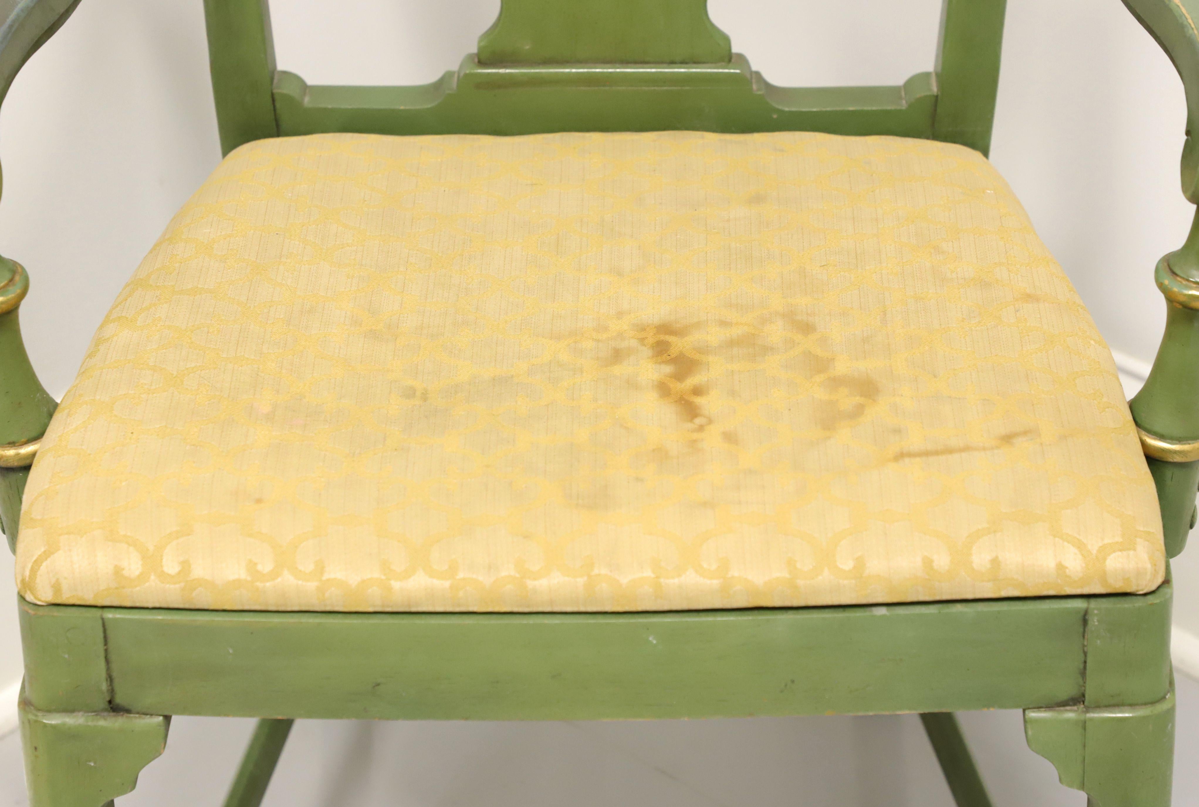 Grün lackierter Sessel im Bauernhausstil mit gealterter Oberfläche (Stoff) im Angebot